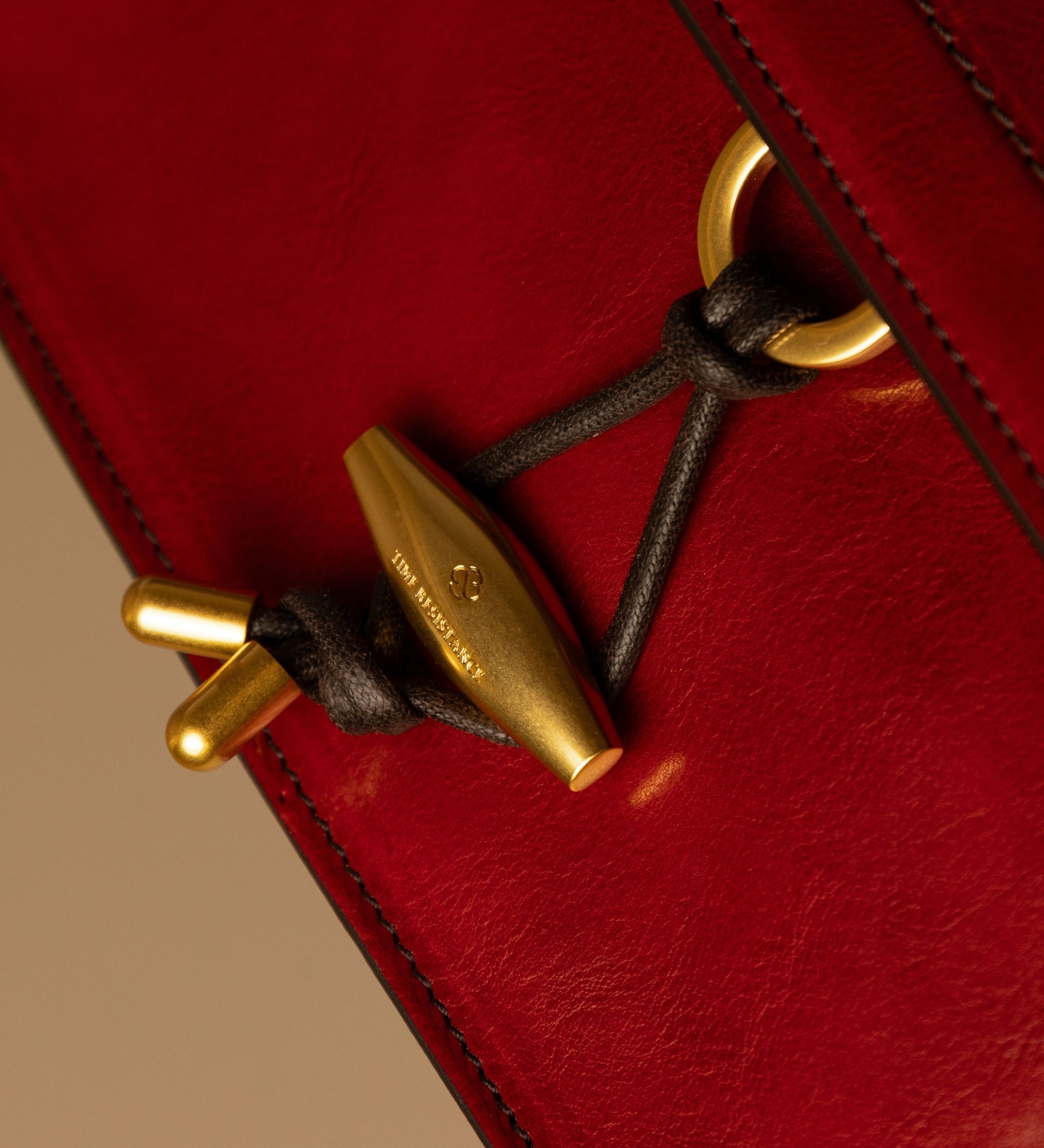 Damska skórzana torebka z klapką - Possession