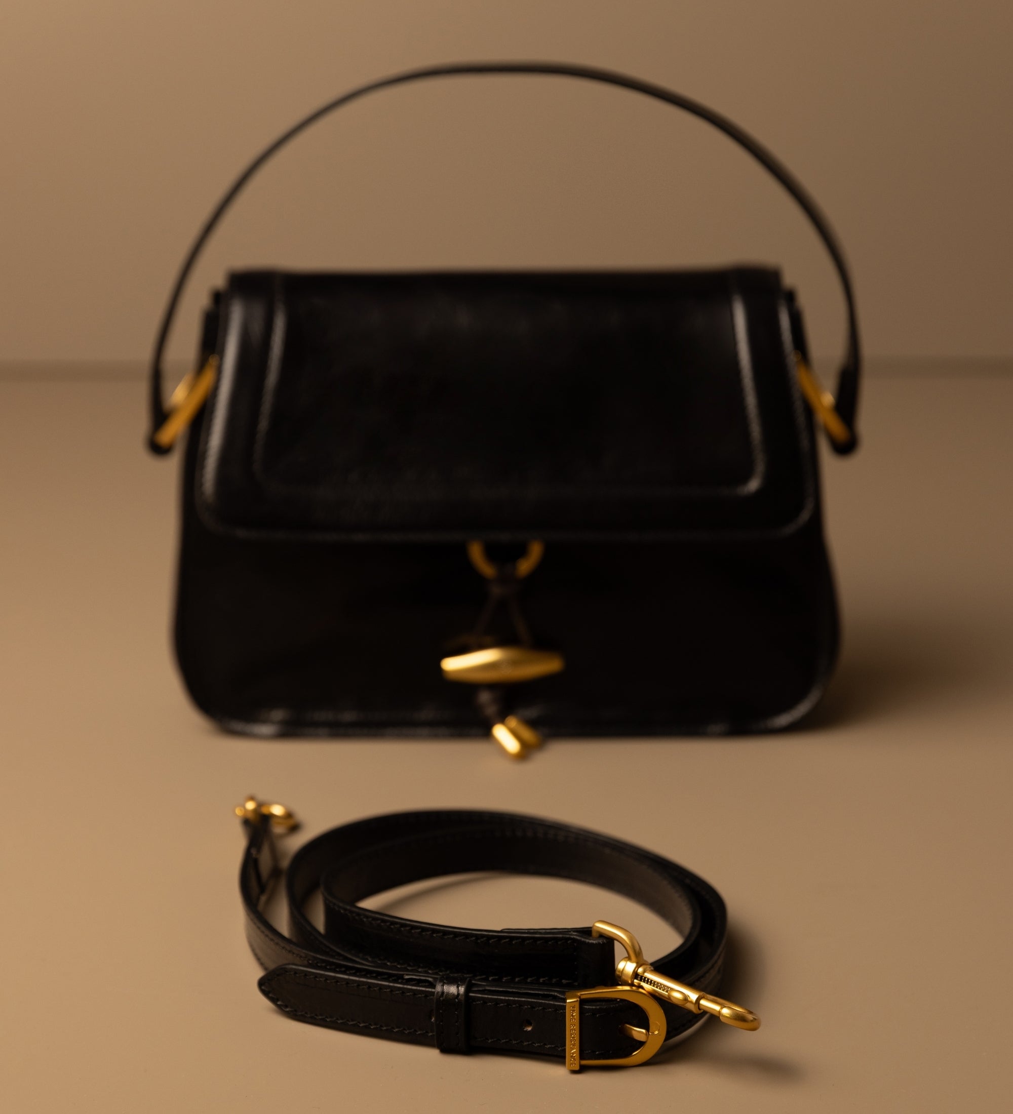 Damska skórzana torebka z klapką - Possession