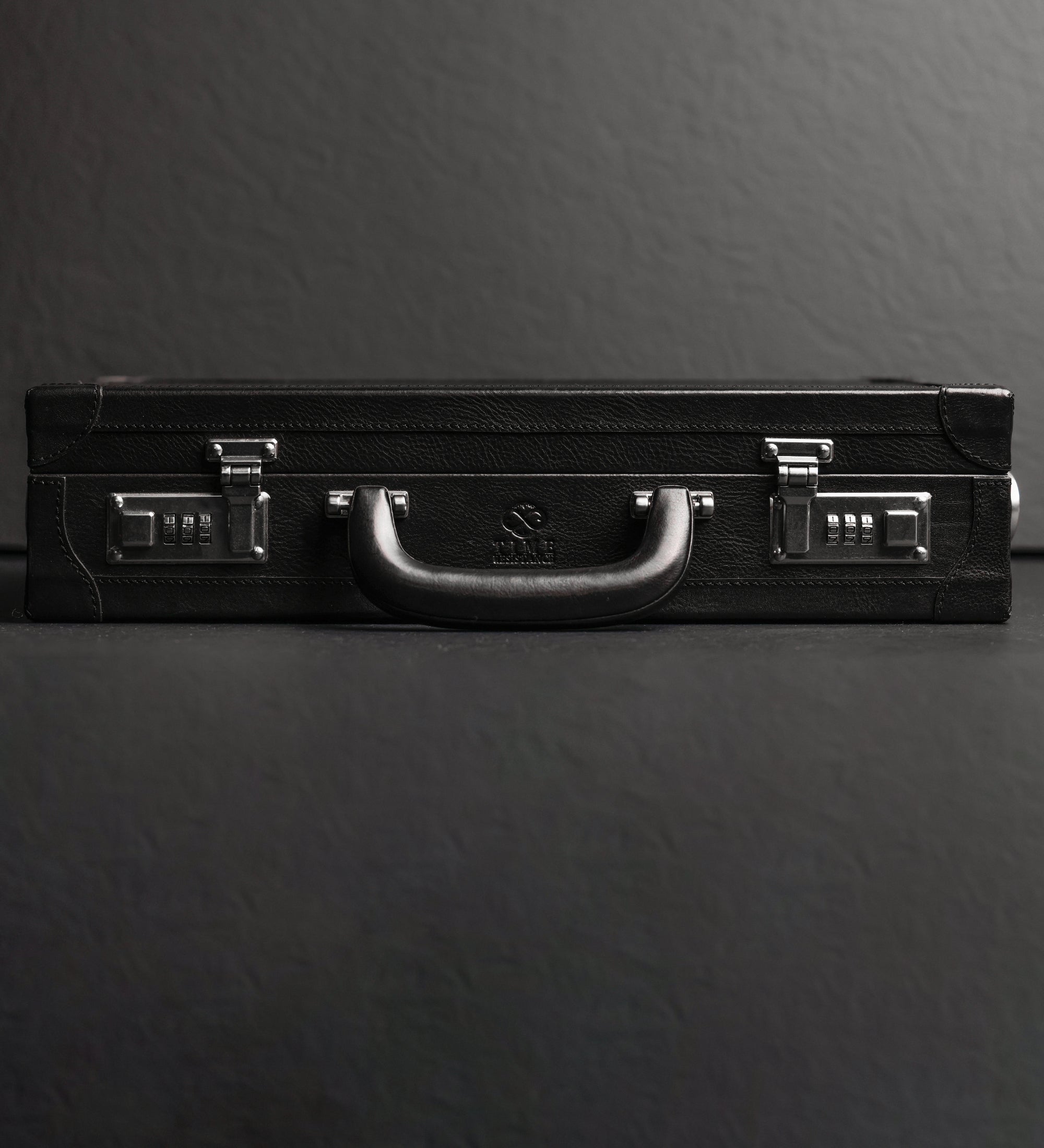 Skórzana teczka dyplomatyczna - A Legacy