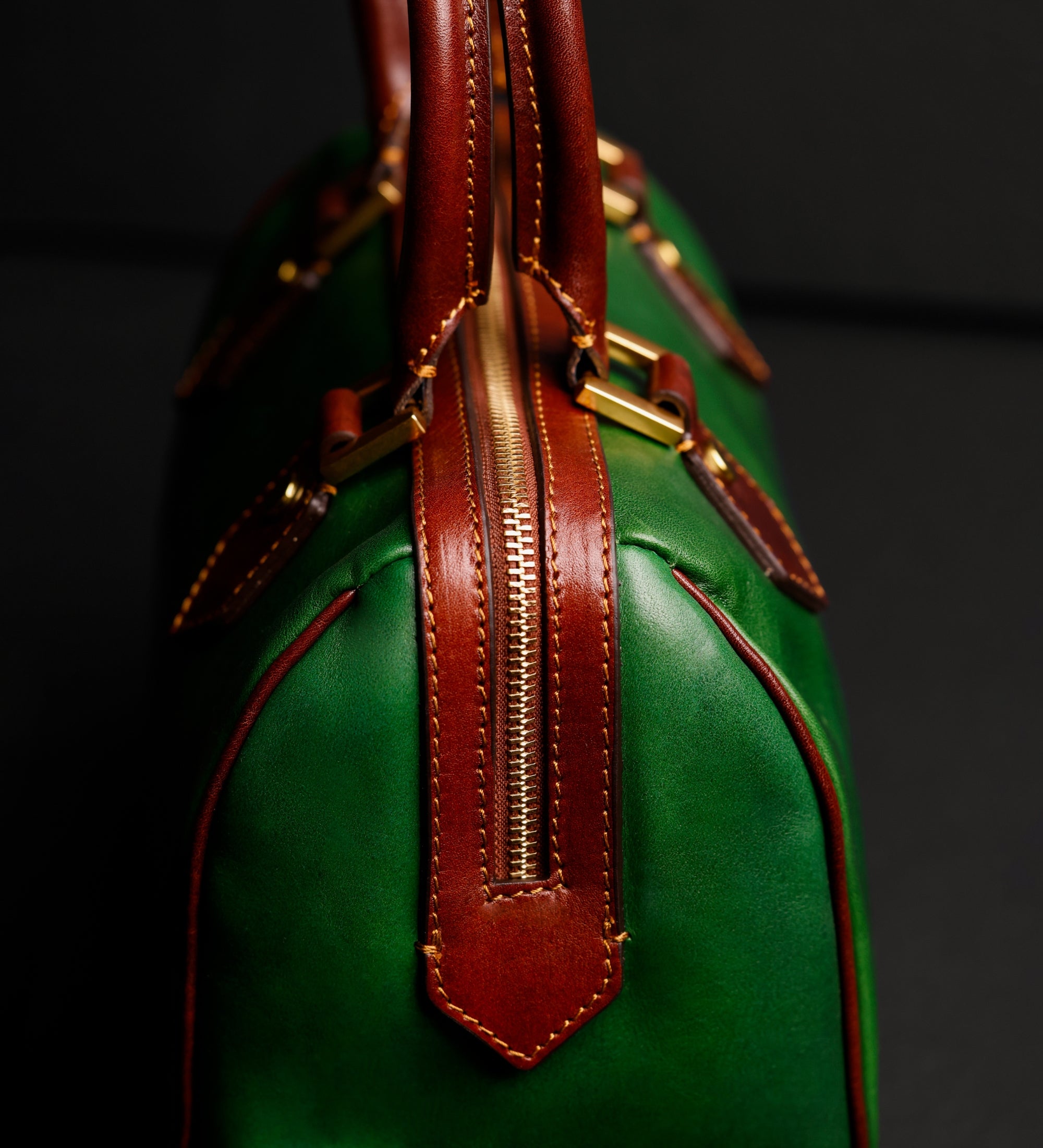 Skórzana torebka damska typu barrel - Little Dorrit