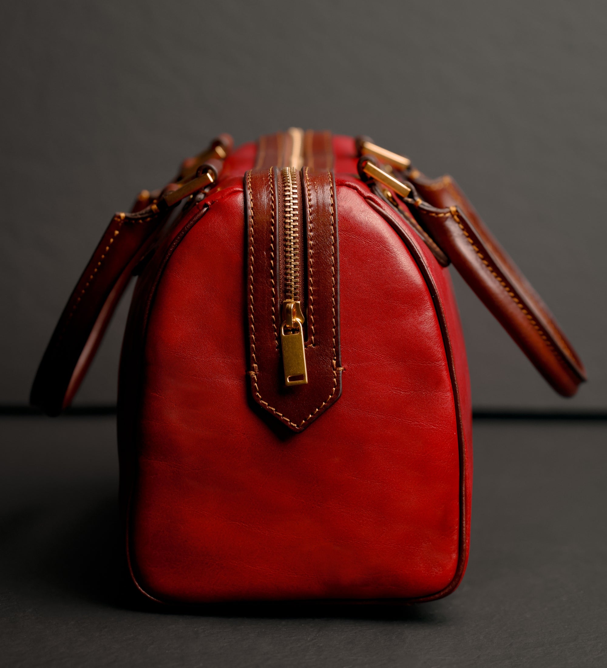 Skórzana torebka damska typu barrel - Little Dorrit