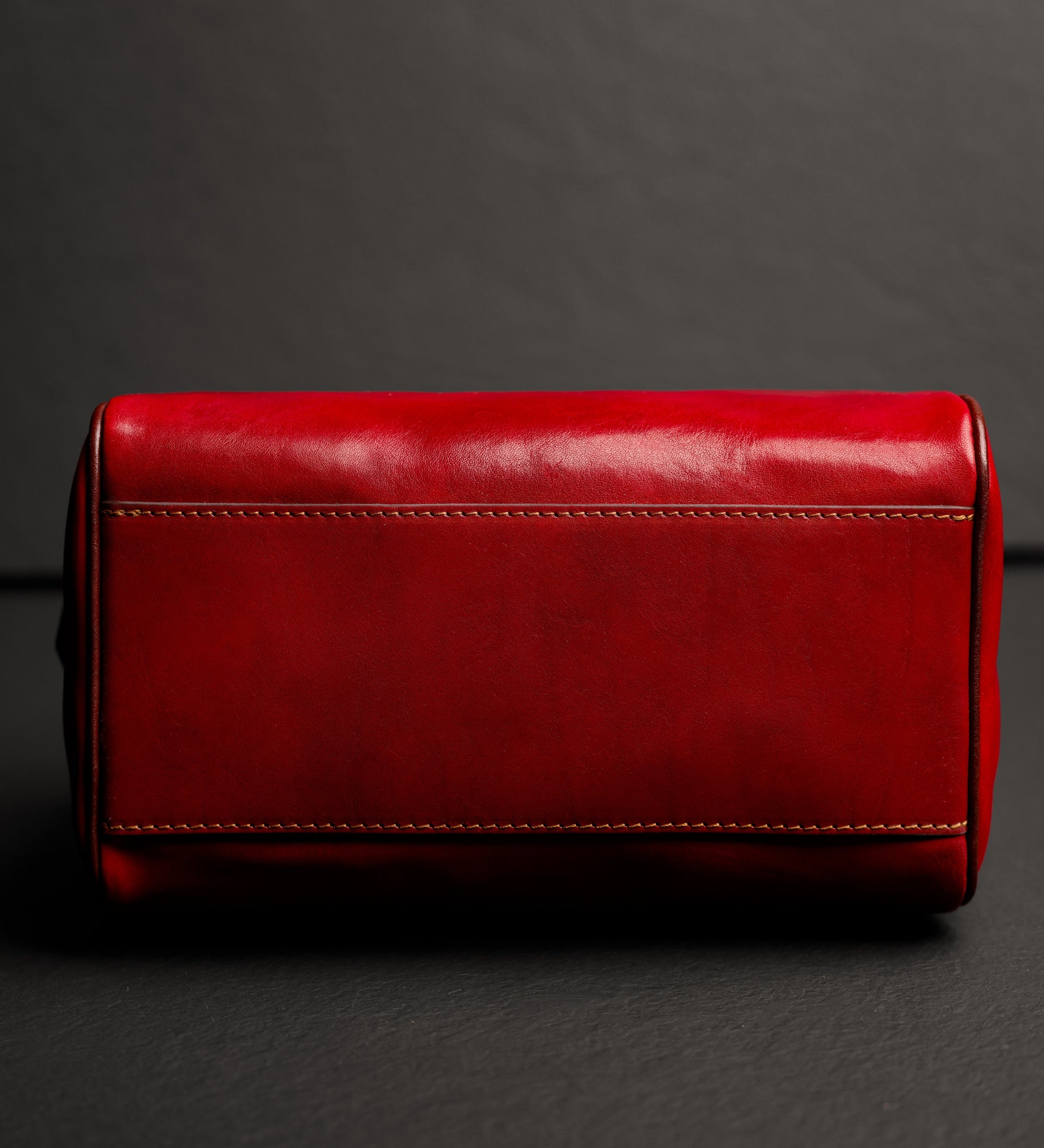 Skórzana torebka damska typu barrel - Little Dorrit