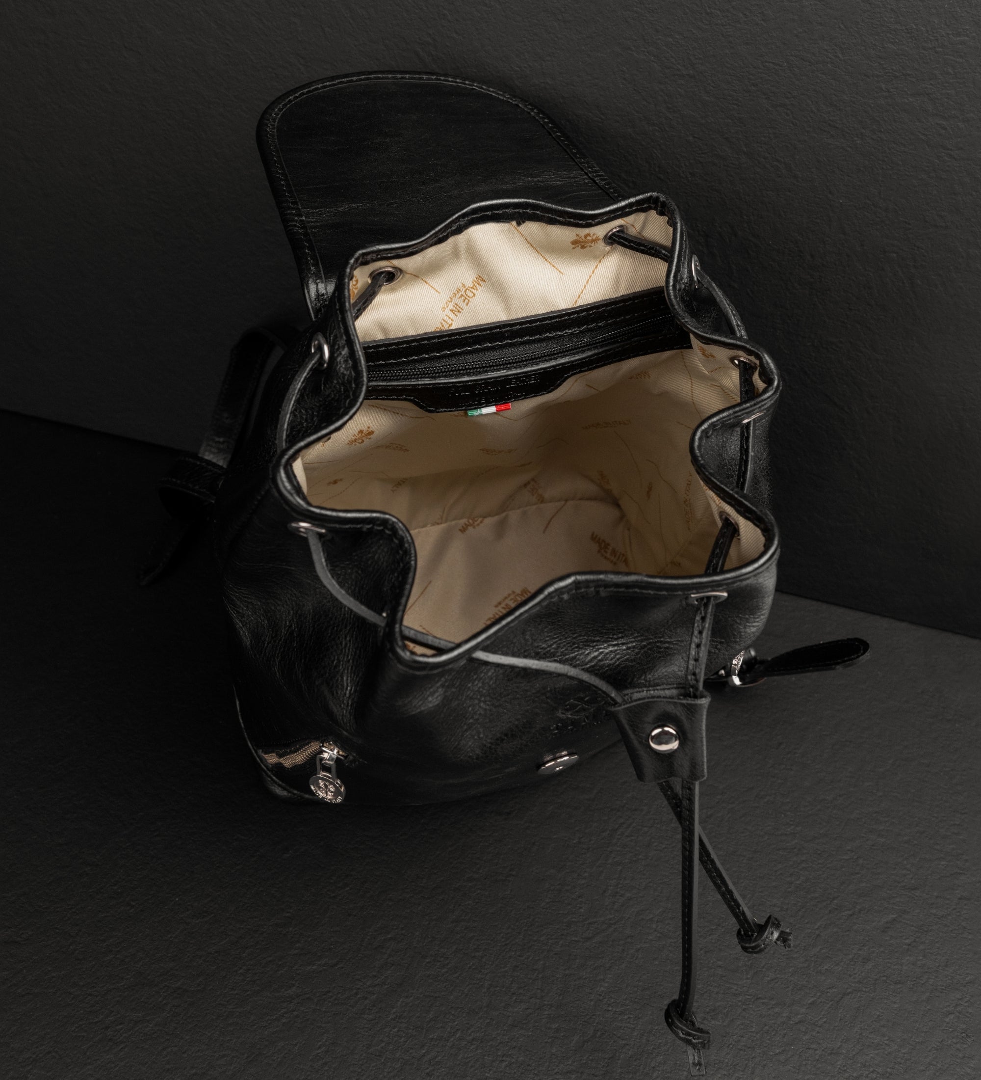 Plecak skórzany dla kobiet - White Noise