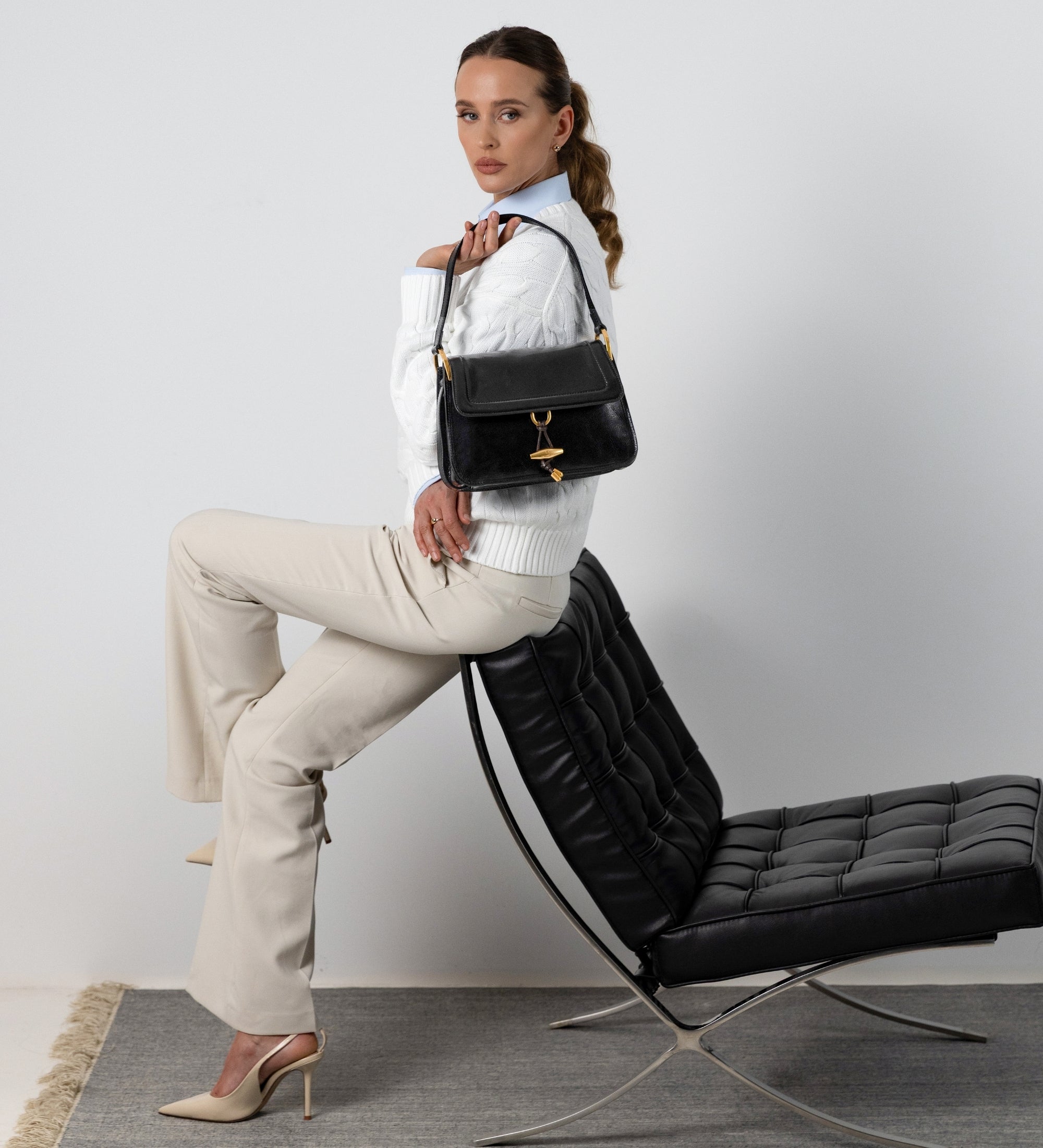 Damska skórzana torebka z klapką - Possession