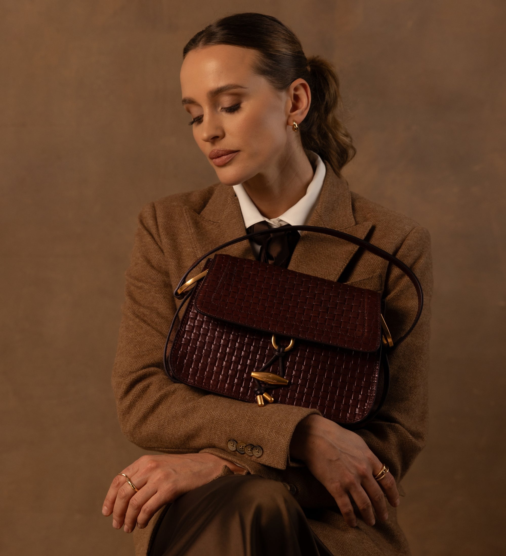 Damska skórzana torebka z klapką - Possession