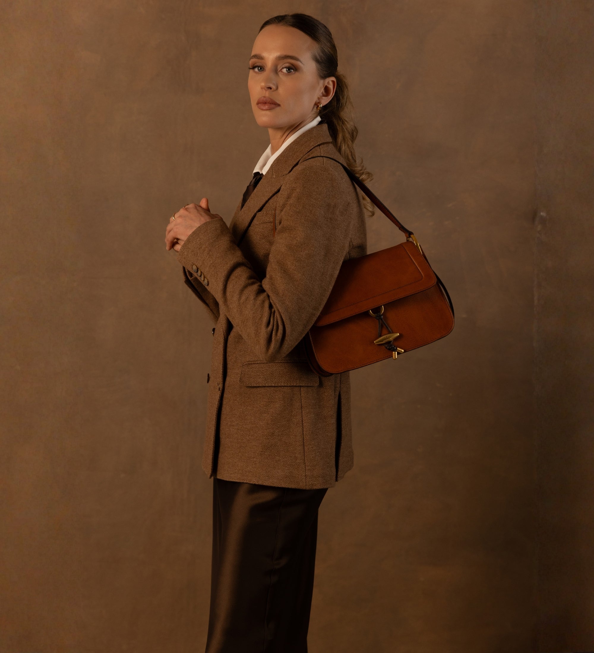 Damska skórzana torebka z klapką - Possession