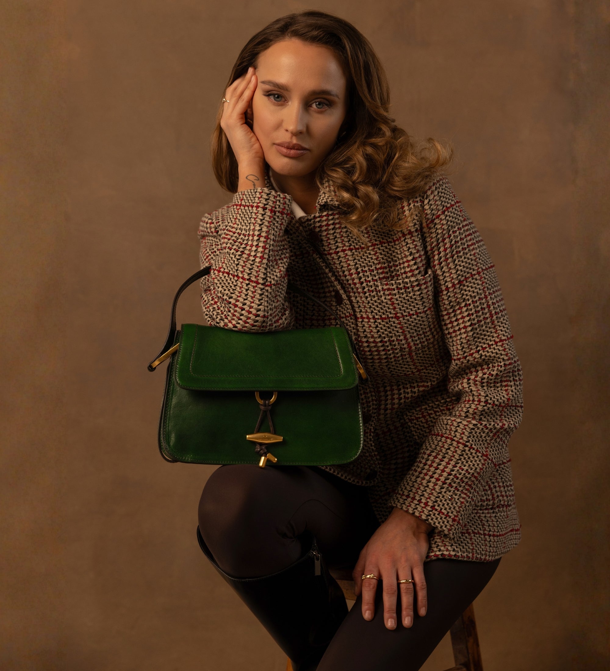 Damska skórzana torebka z klapką - Possession