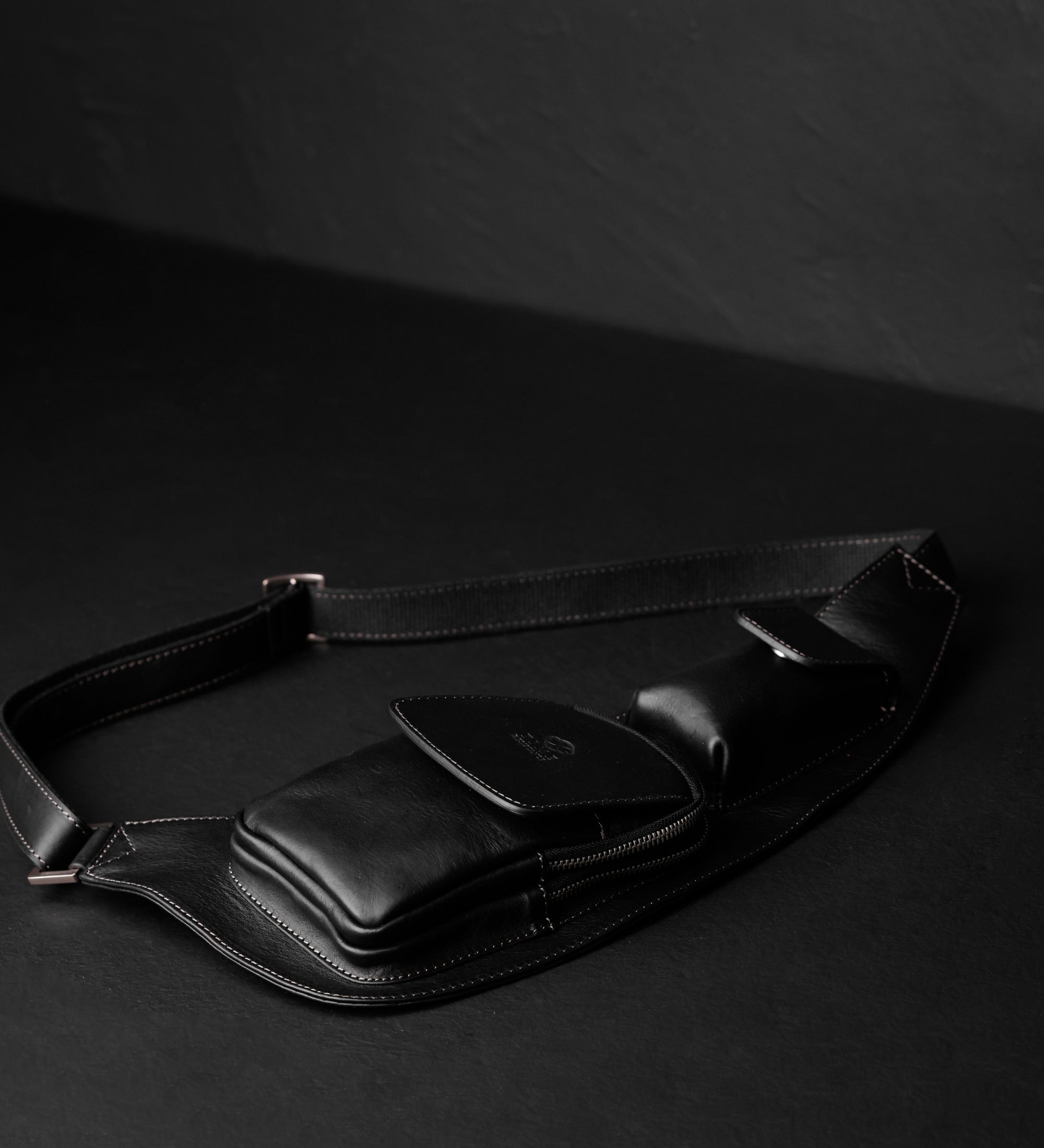 Skórzana torba typu sling crossbody - The Monk