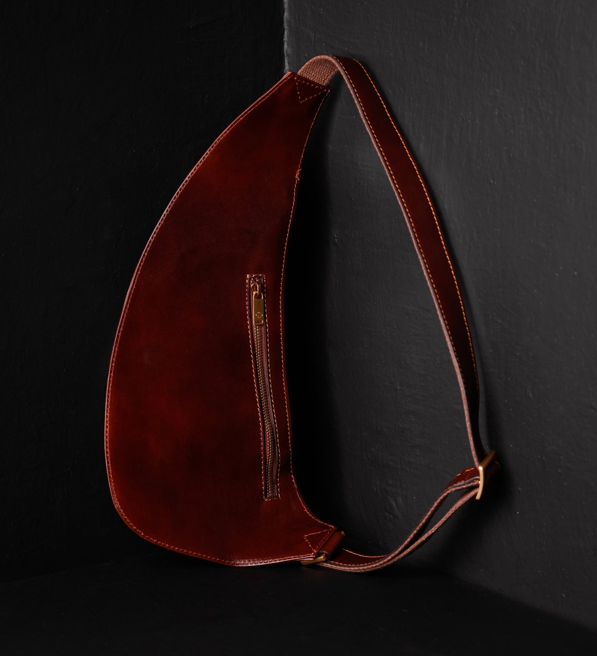 Skórzana torba typu sling crossbody - The Monk