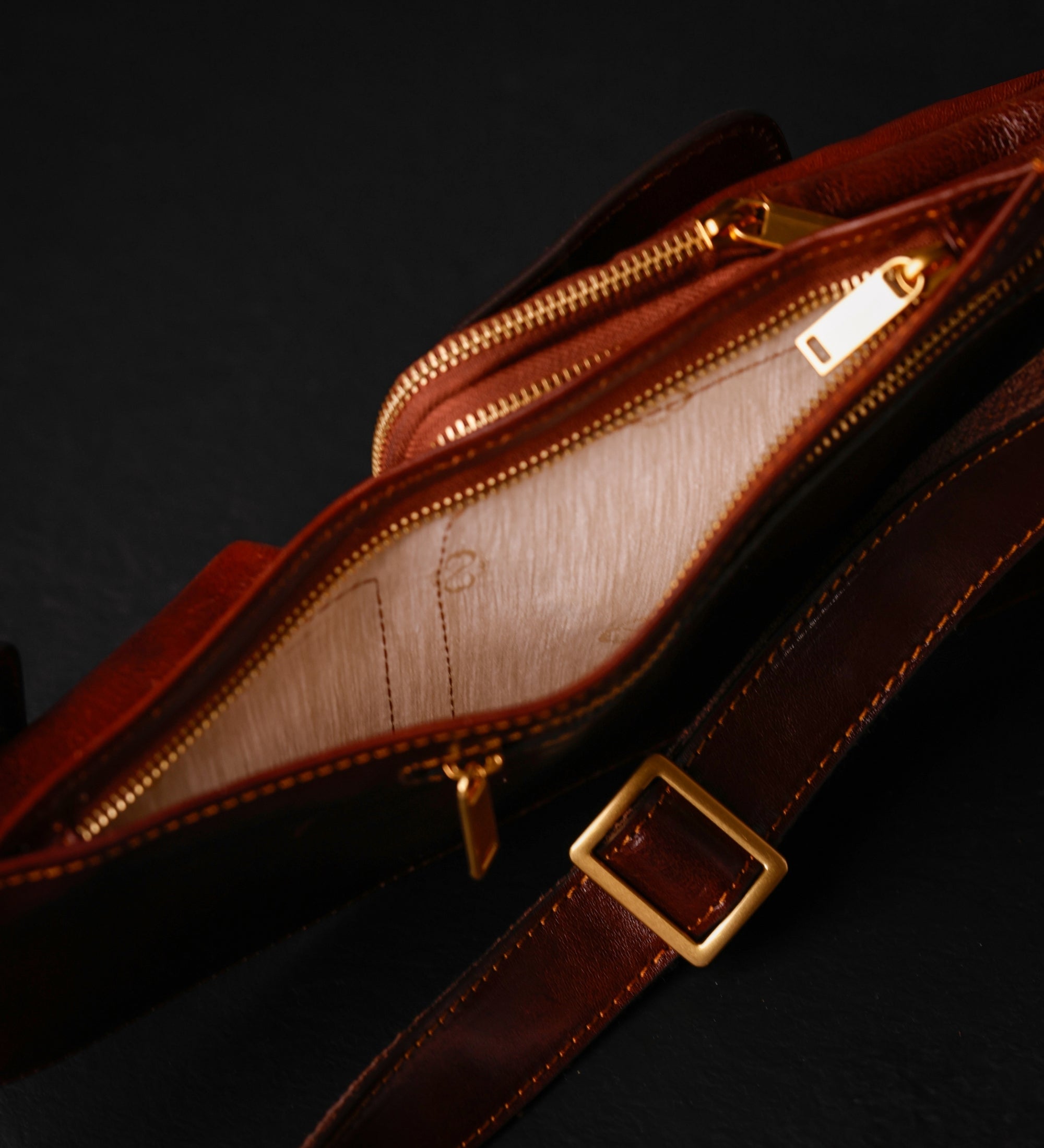 Skórzana torba typu sling crossbody - The Monk