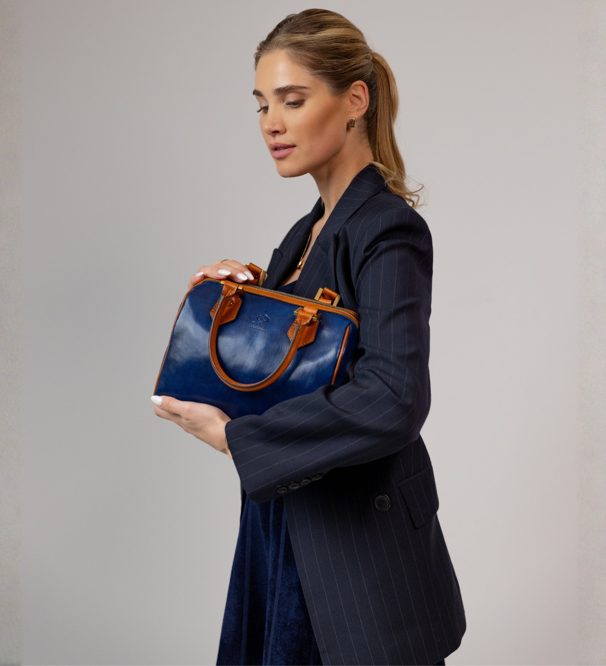 Skórzana torebka damska typu barrel - Little Dorrit