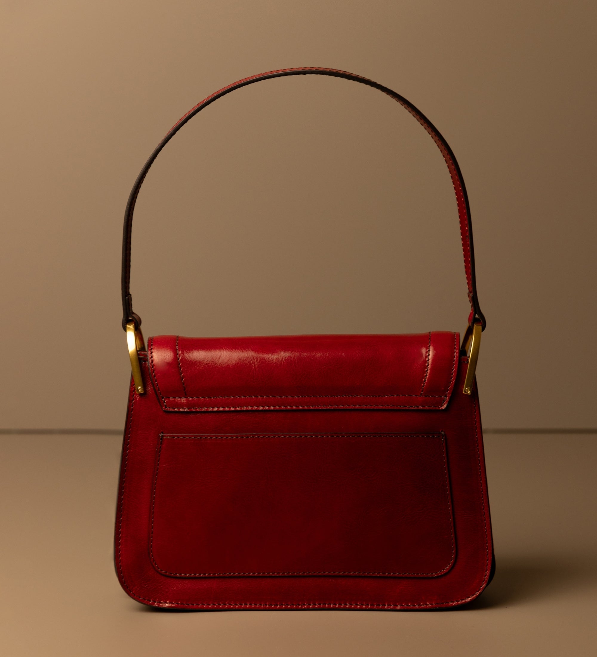 Damska skórzana torebka z klapką - Possession