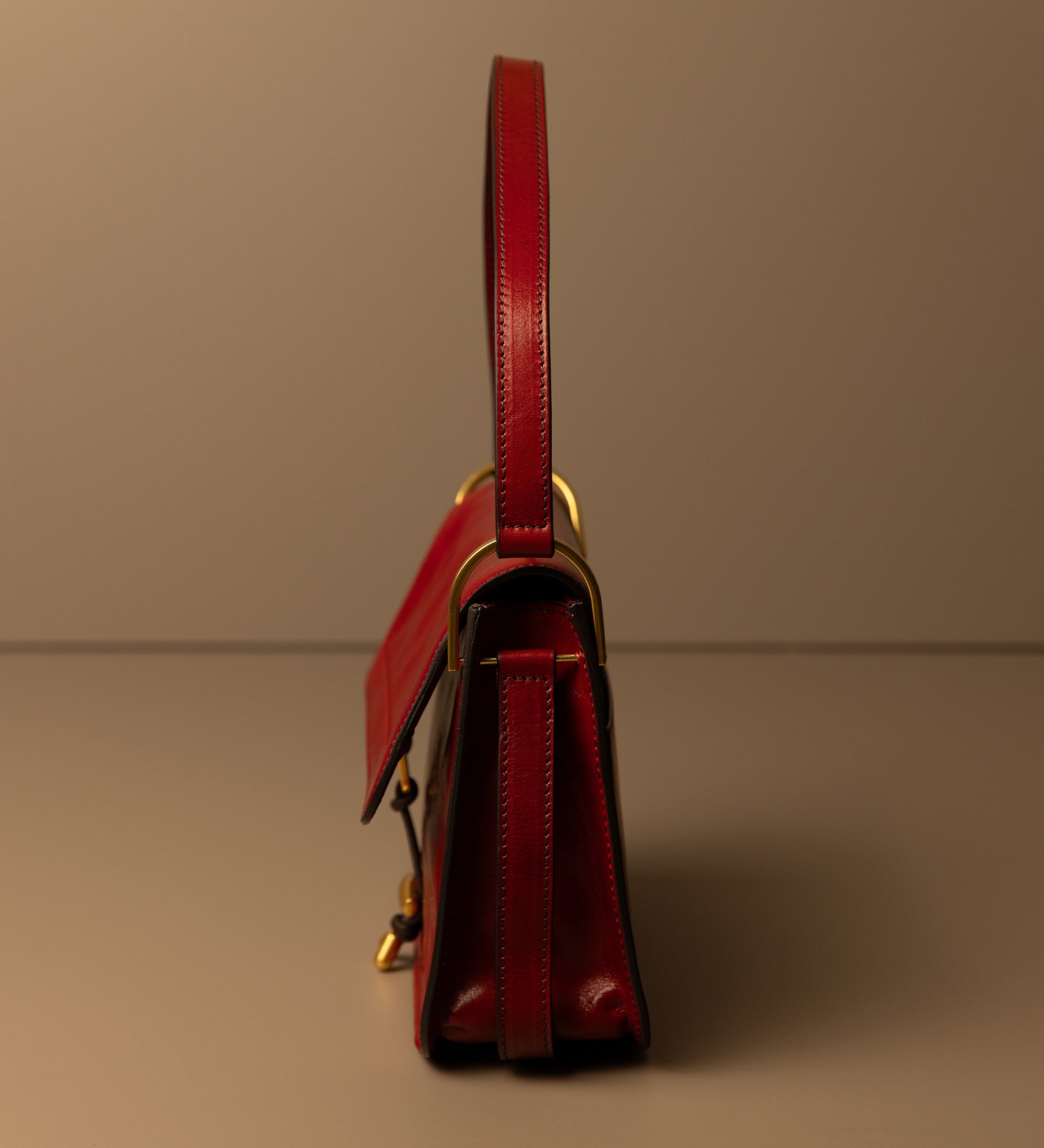 Damska skórzana torebka z klapką - Possession