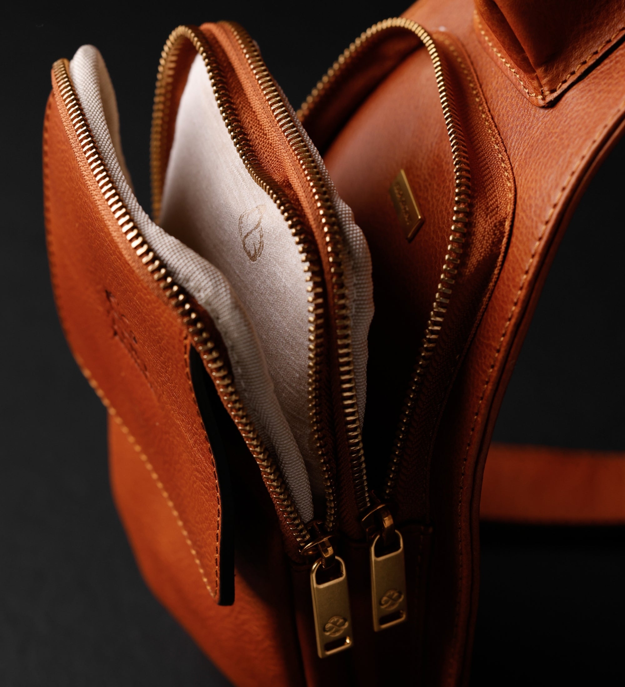 Skórzana torba typu sling crossbody - The Monk