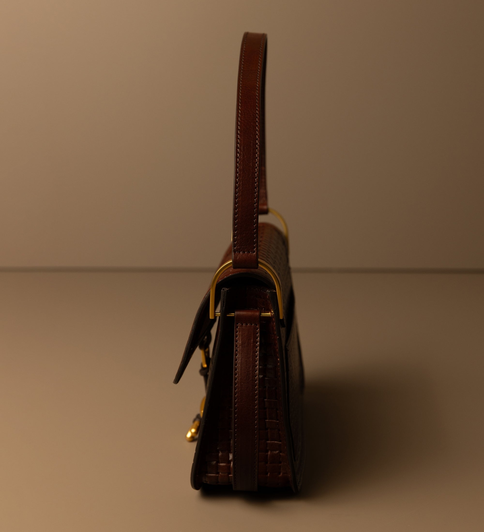 Damska skórzana torebka z klapką - Possession