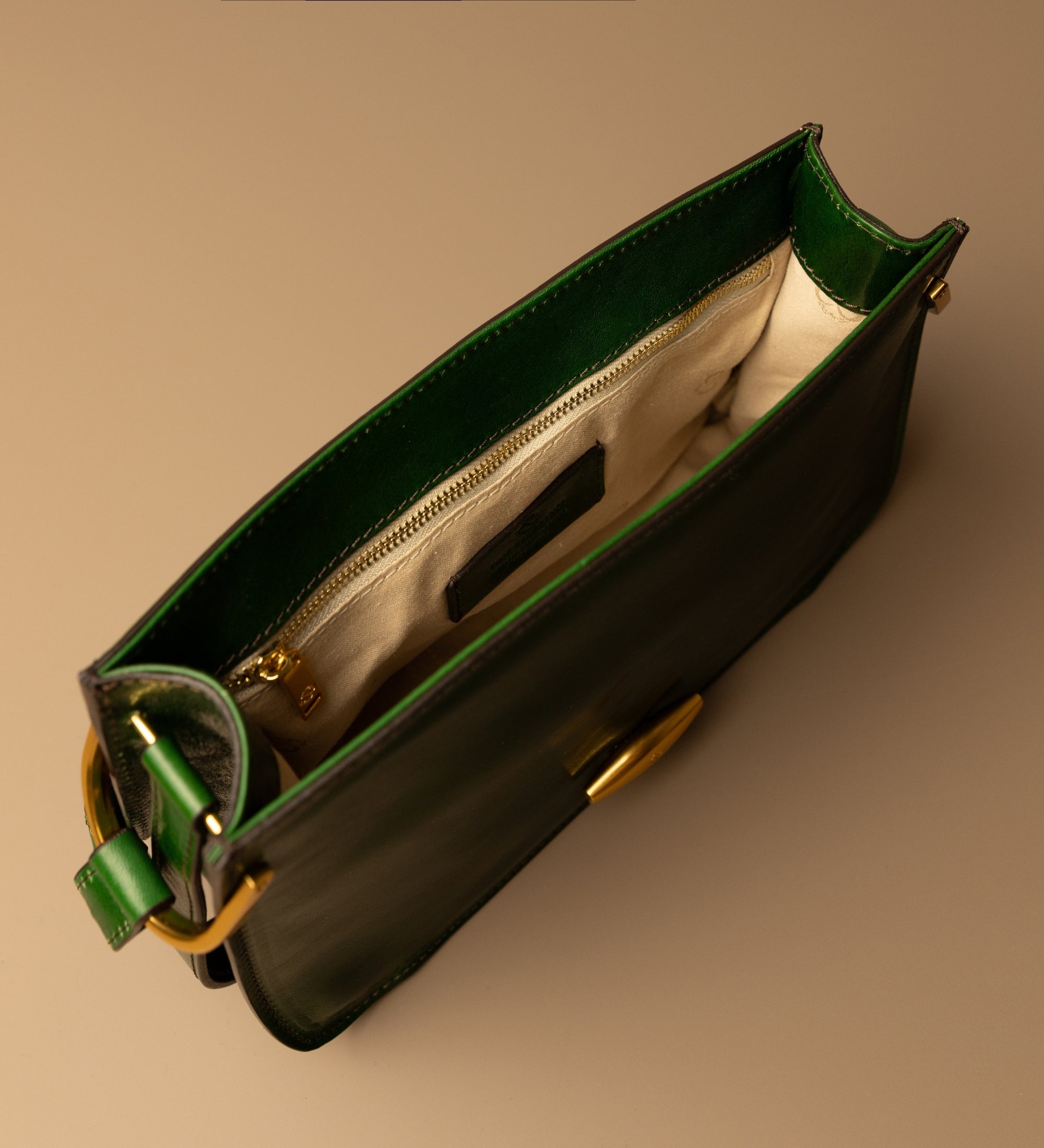 Damska skórzana torebka z klapką - Possession