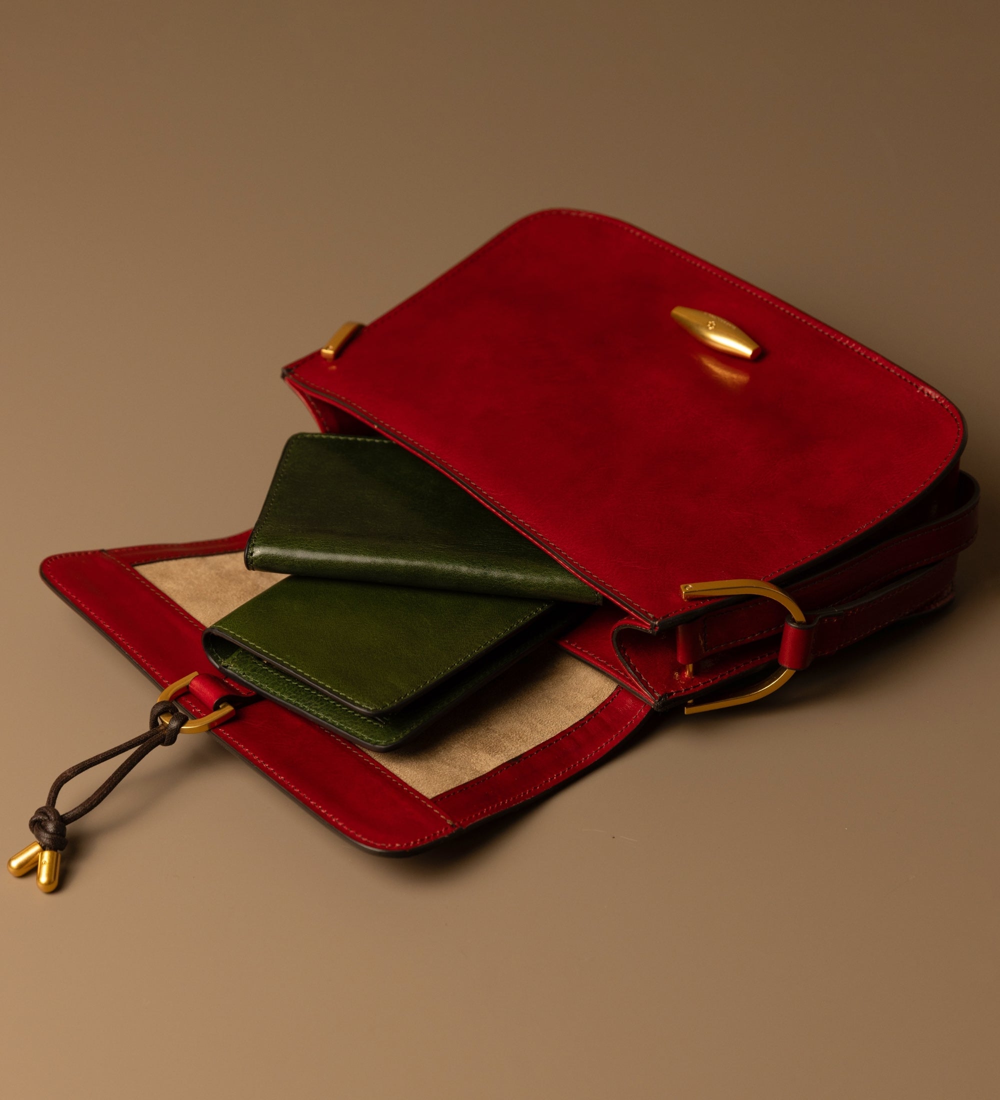 Damska skórzana torebka z klapką - Possession