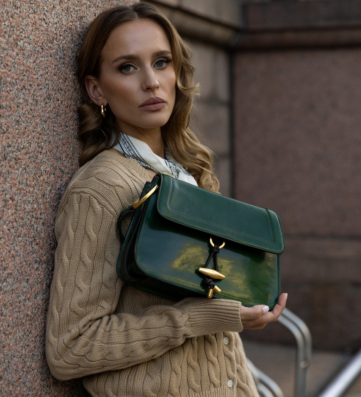 Damska skórzana torebka z klapką - Possession