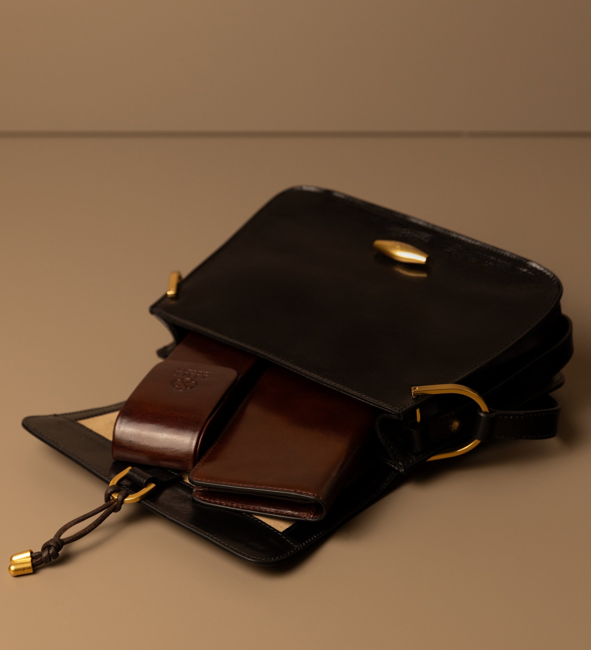 Damska skórzana torebka z klapką - Possession