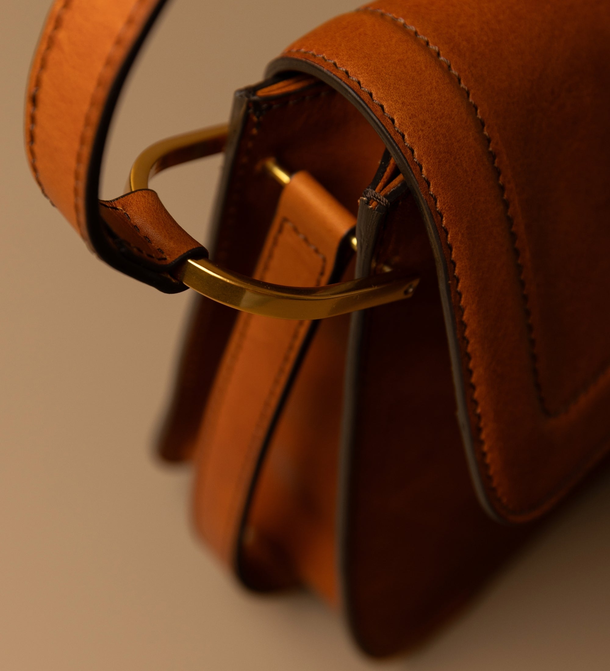 Damska skórzana torebka z klapką - Possession