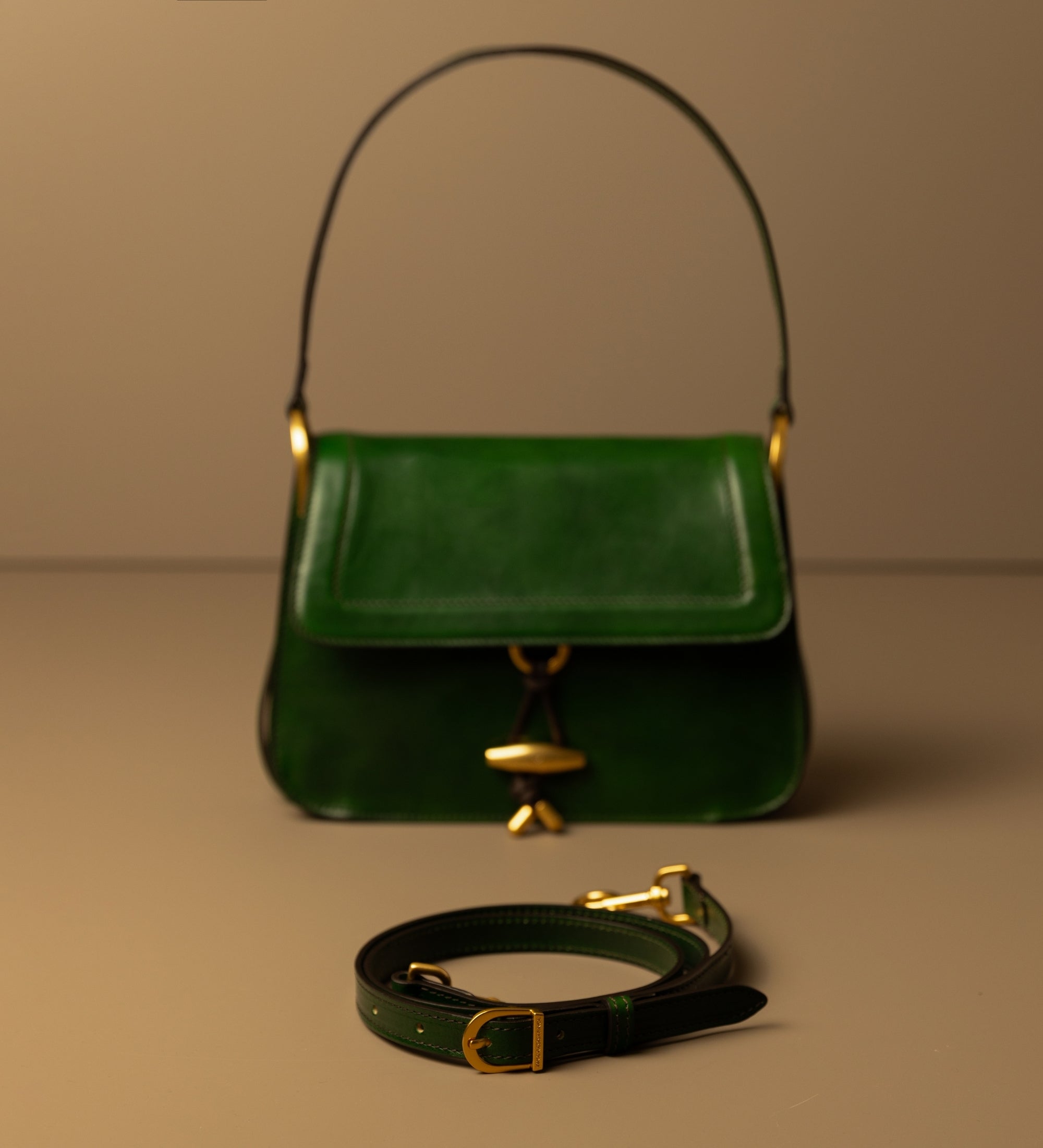 Damska skórzana torebka z klapką - Possession