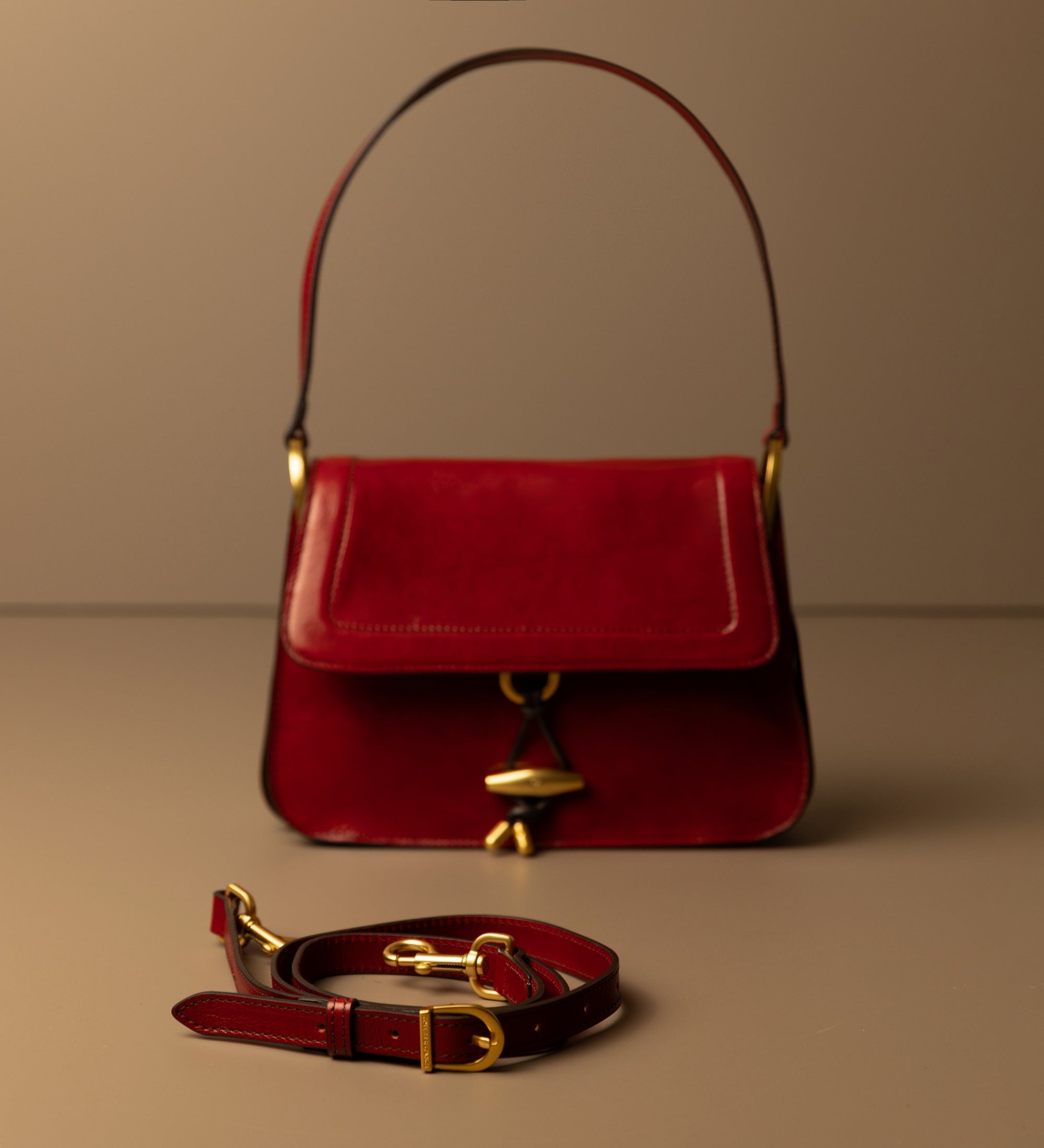 Damska skórzana torebka z klapką - Possession