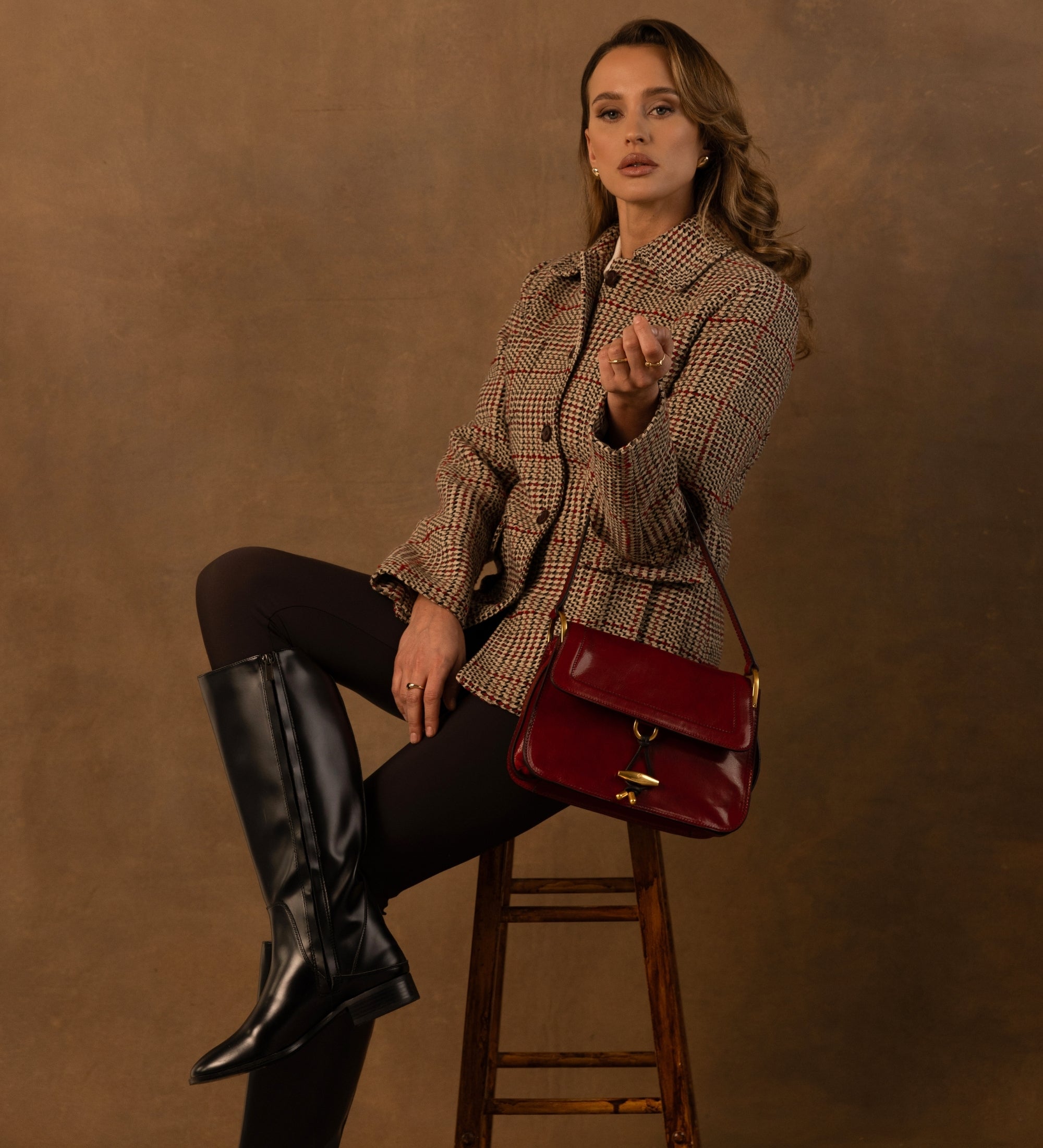 Damska skórzana torebka z klapką - Possession