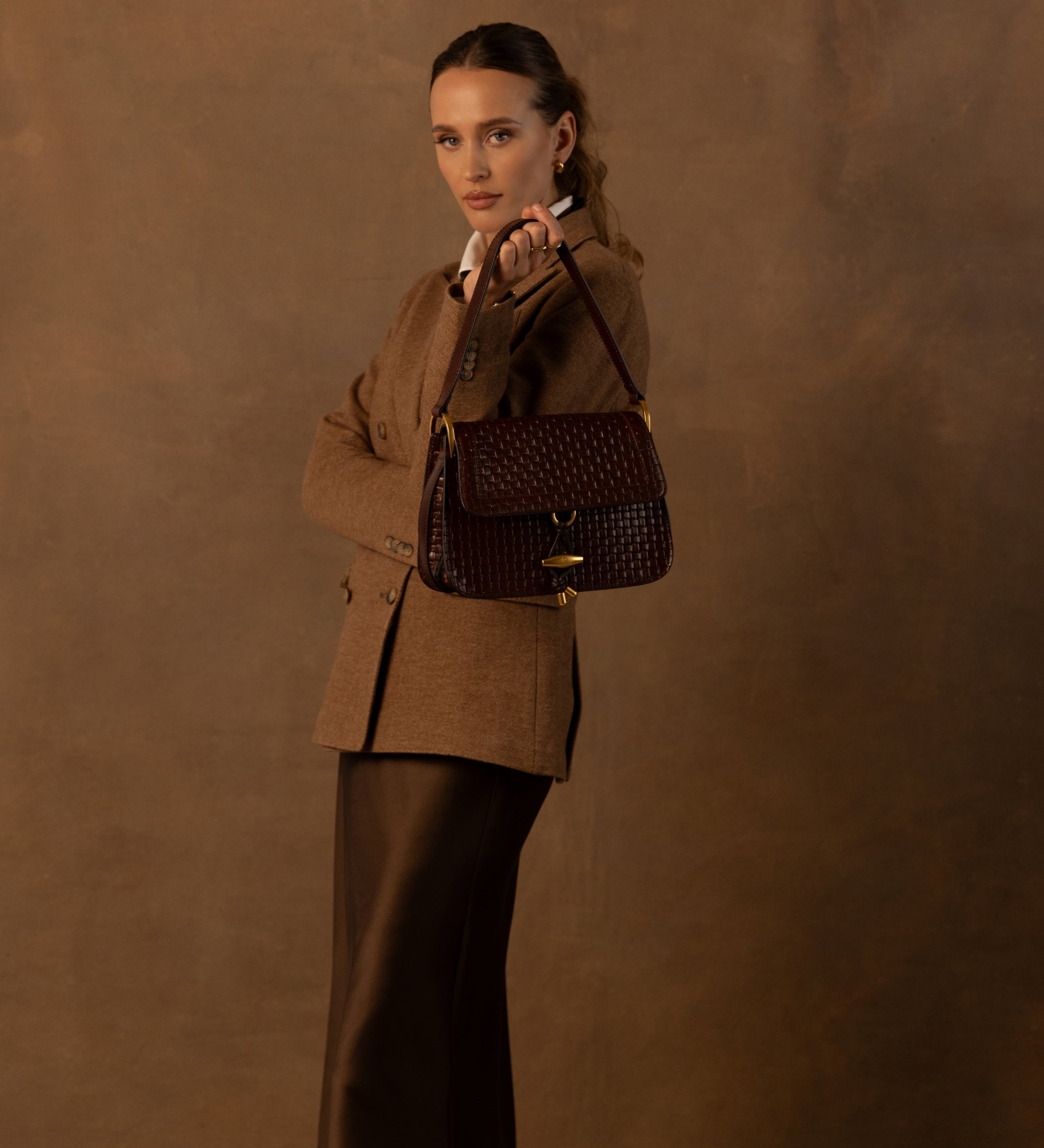 Damska skórzana torebka z klapką - Possession