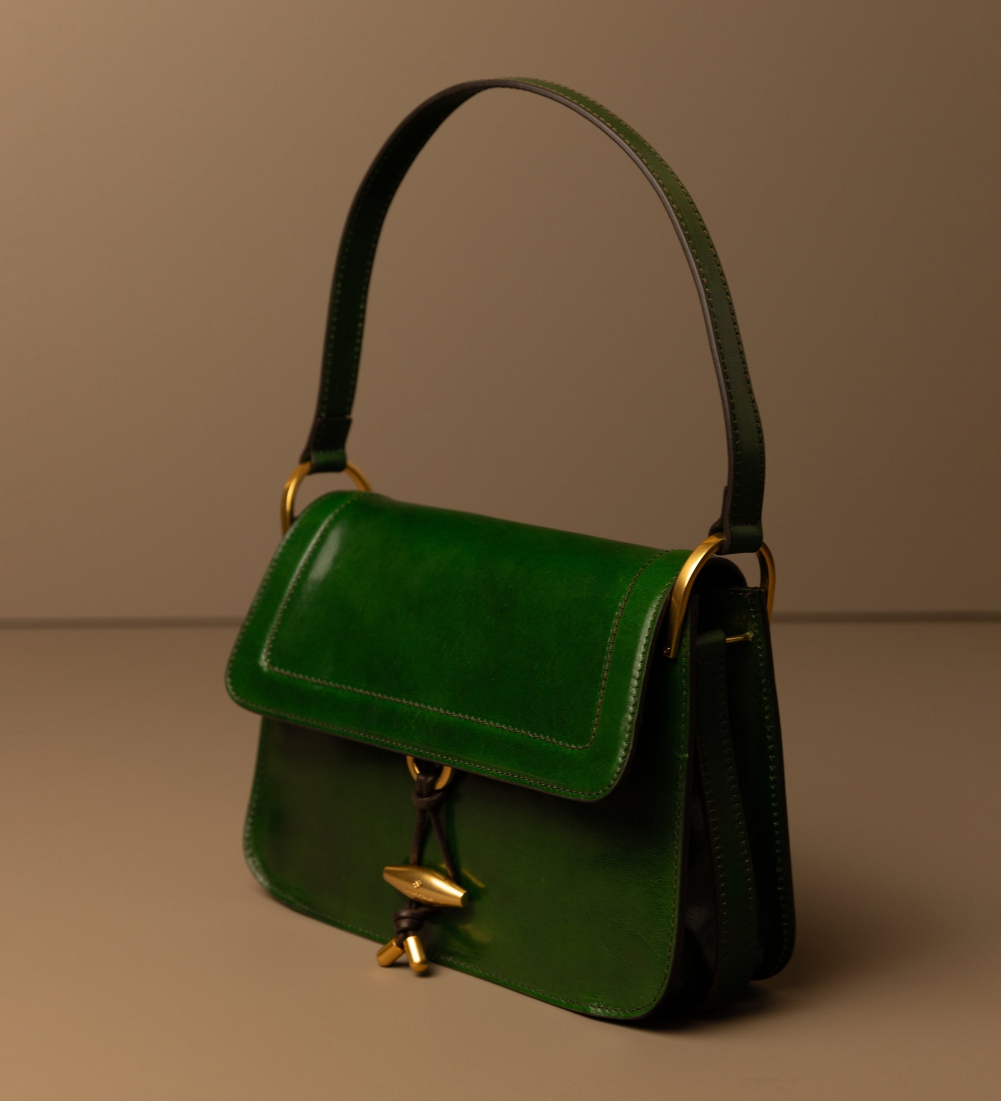 Damska skórzana torebka z klapką - Possession