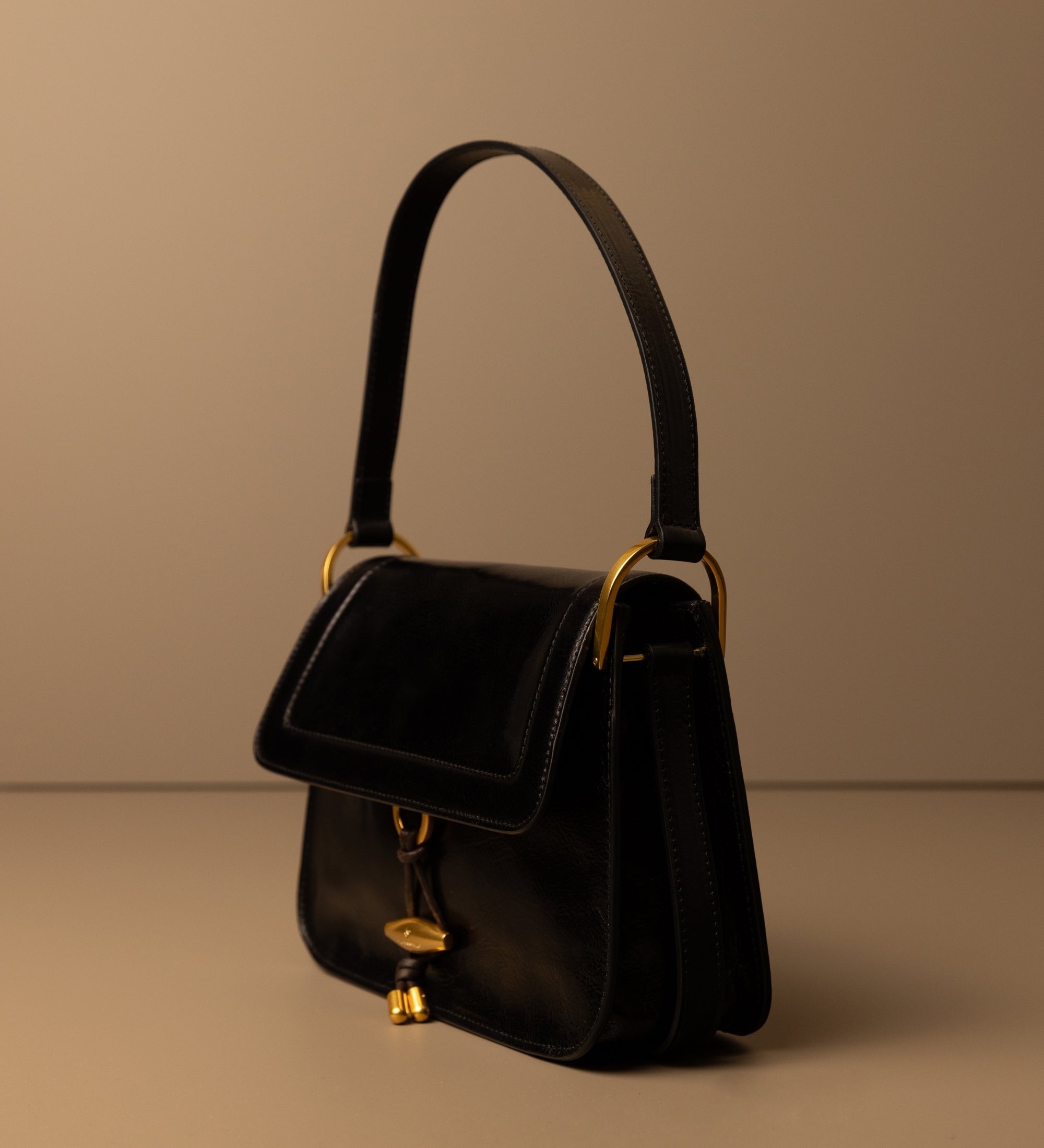 Damska skórzana torebka z klapką - Possession