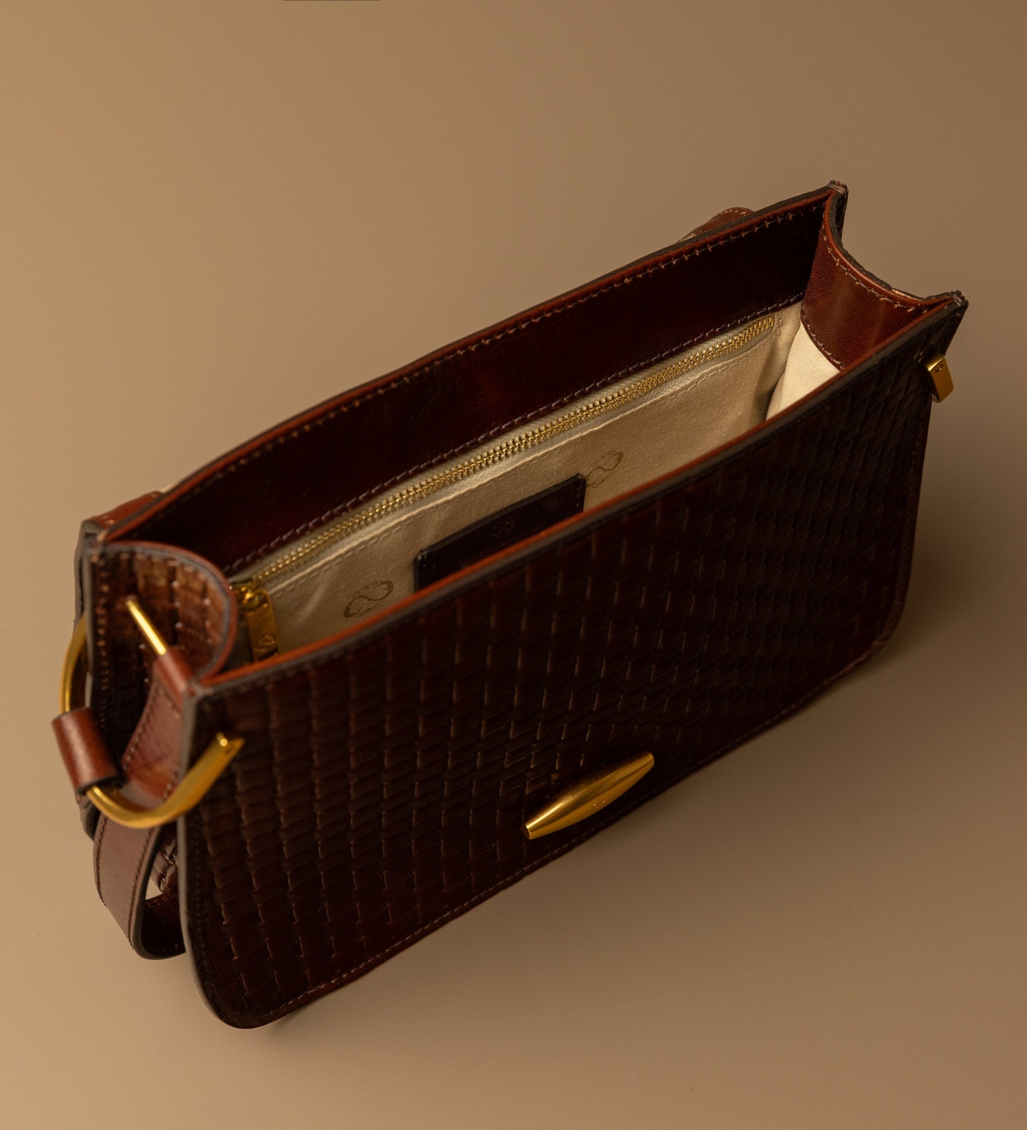 Damska skórzana torebka z klapką - Possession