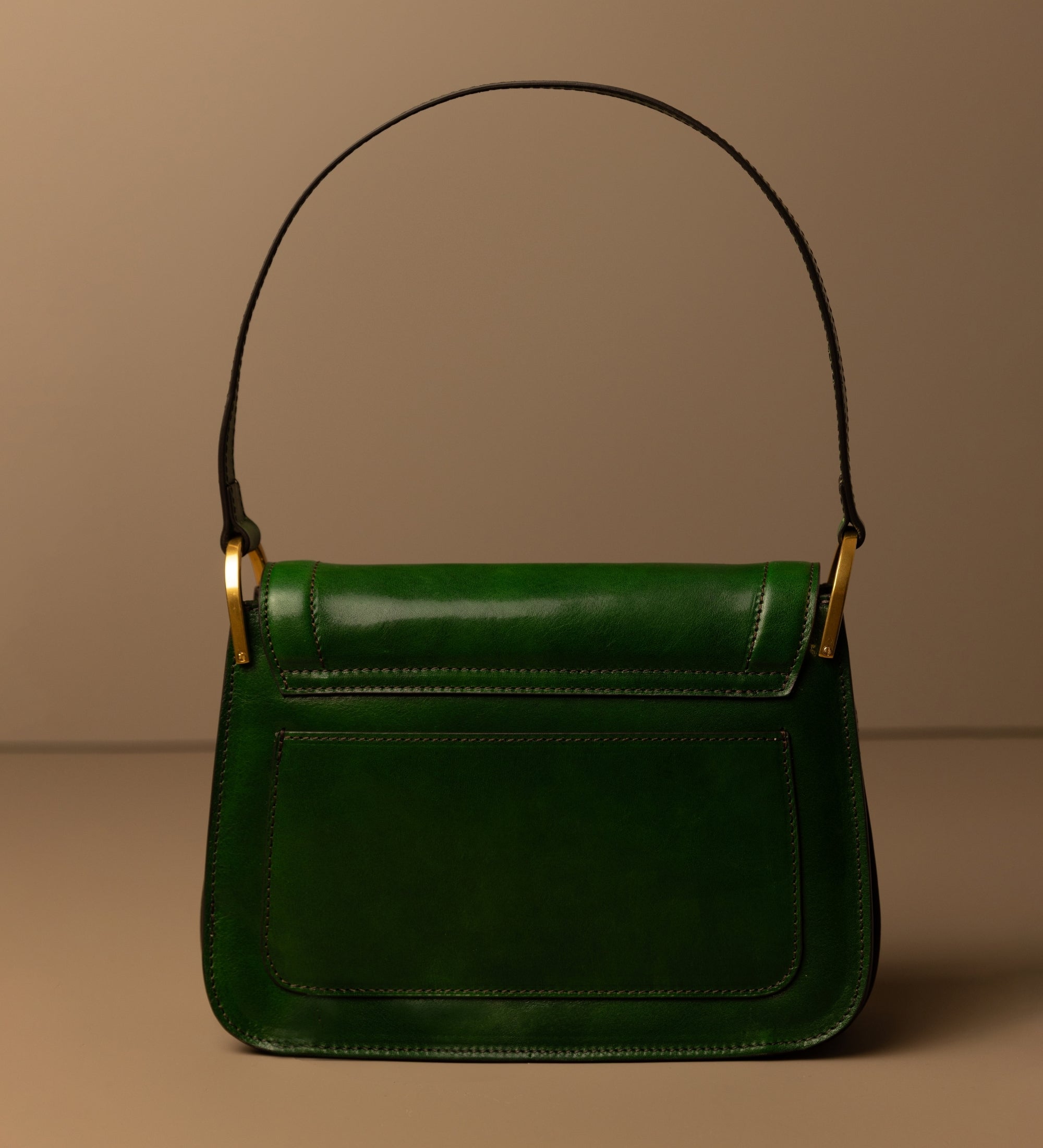 Damska skórzana torebka z klapką - Possession