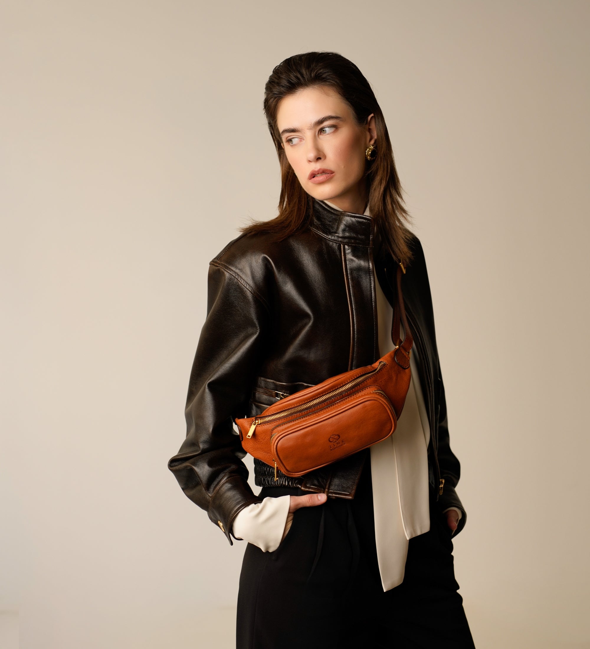 Skórzana torba typu sling, nerka damska - Independent People