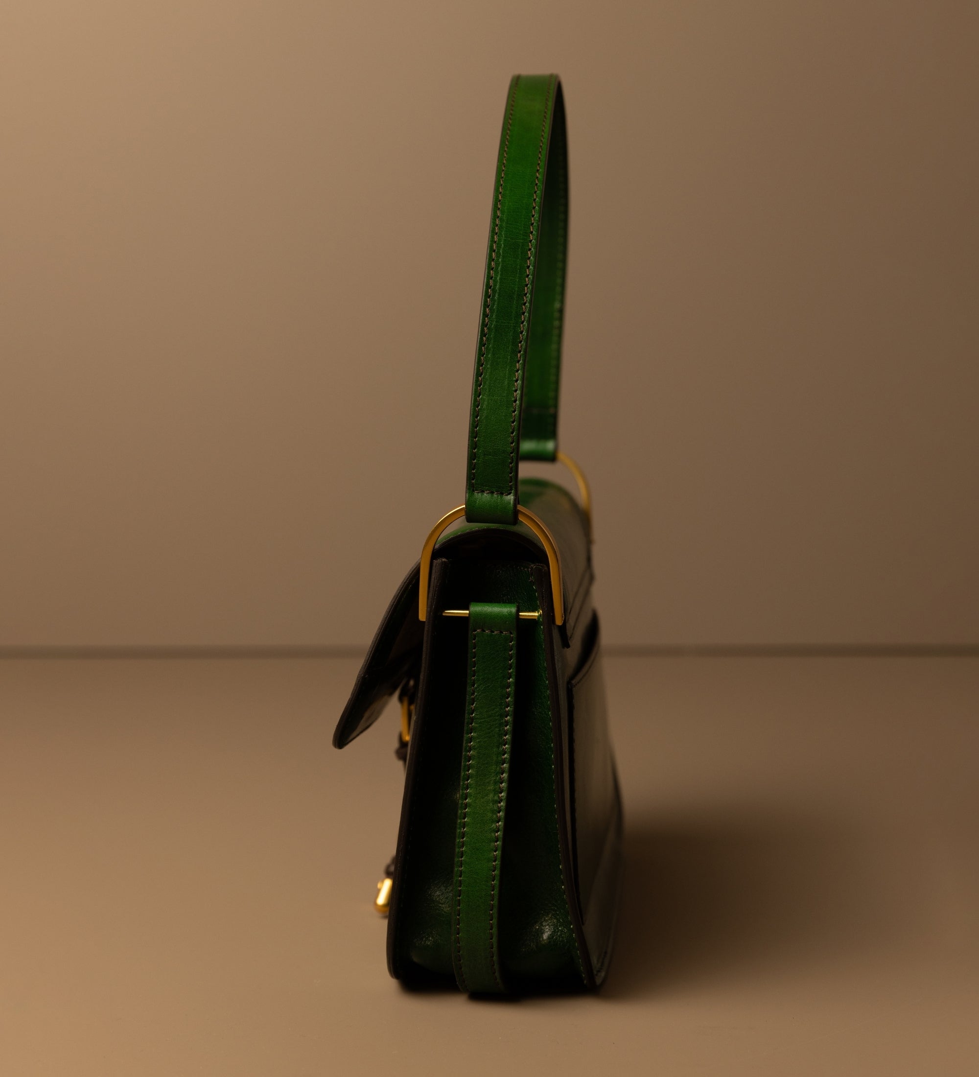 Damska skórzana torebka z klapką - Possession