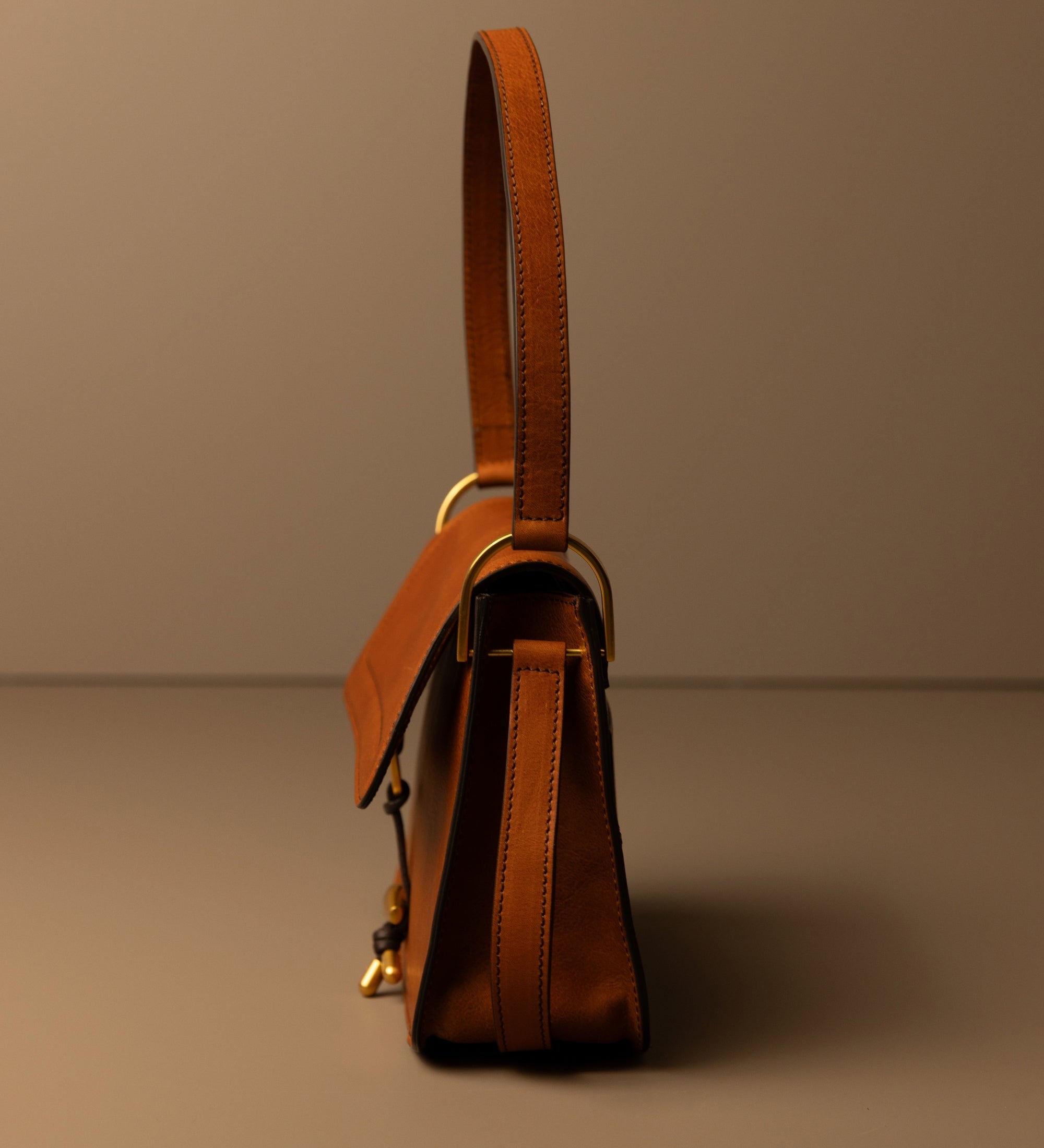 Damska skórzana torebka z klapką - Possession