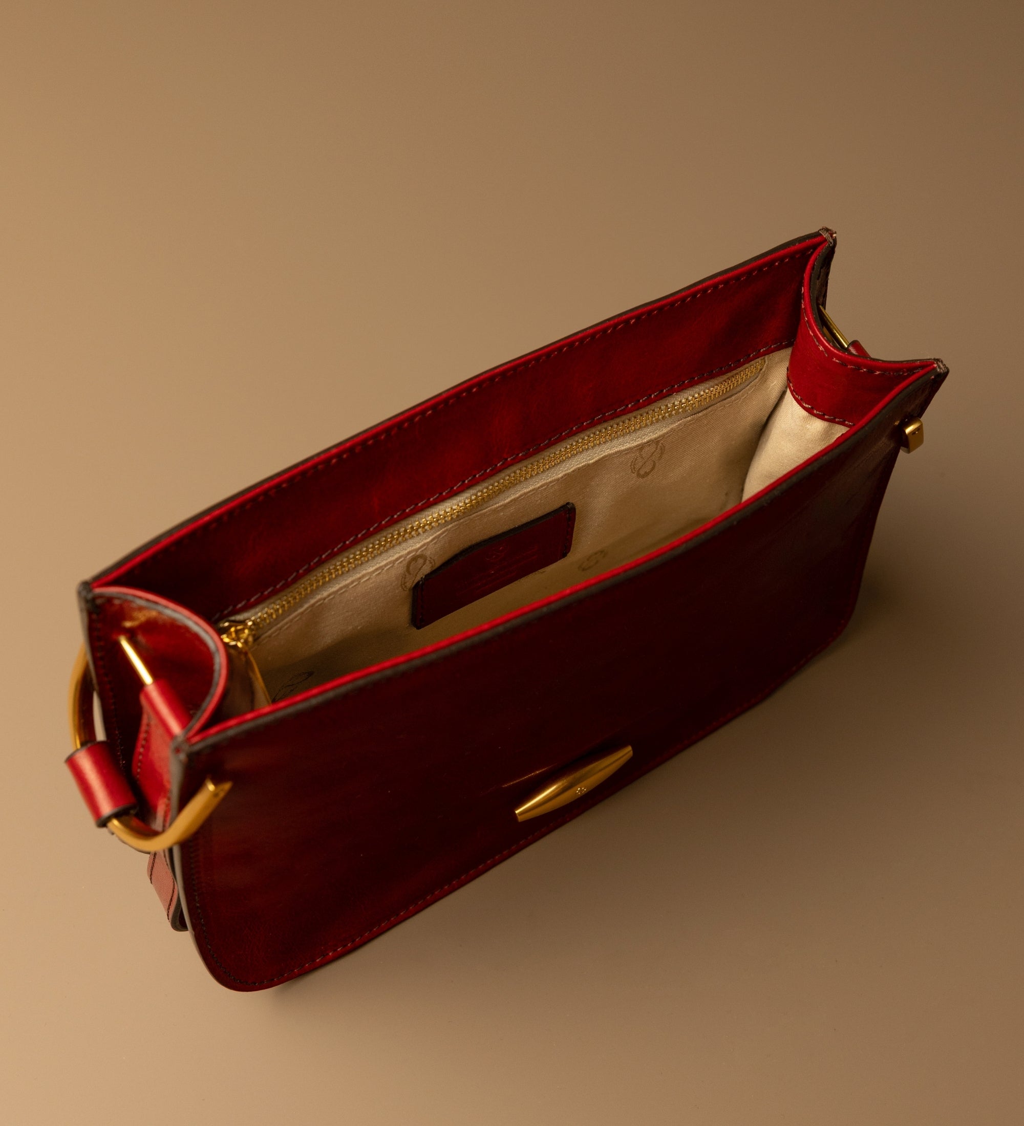 Damska skórzana torebka z klapką - Possession