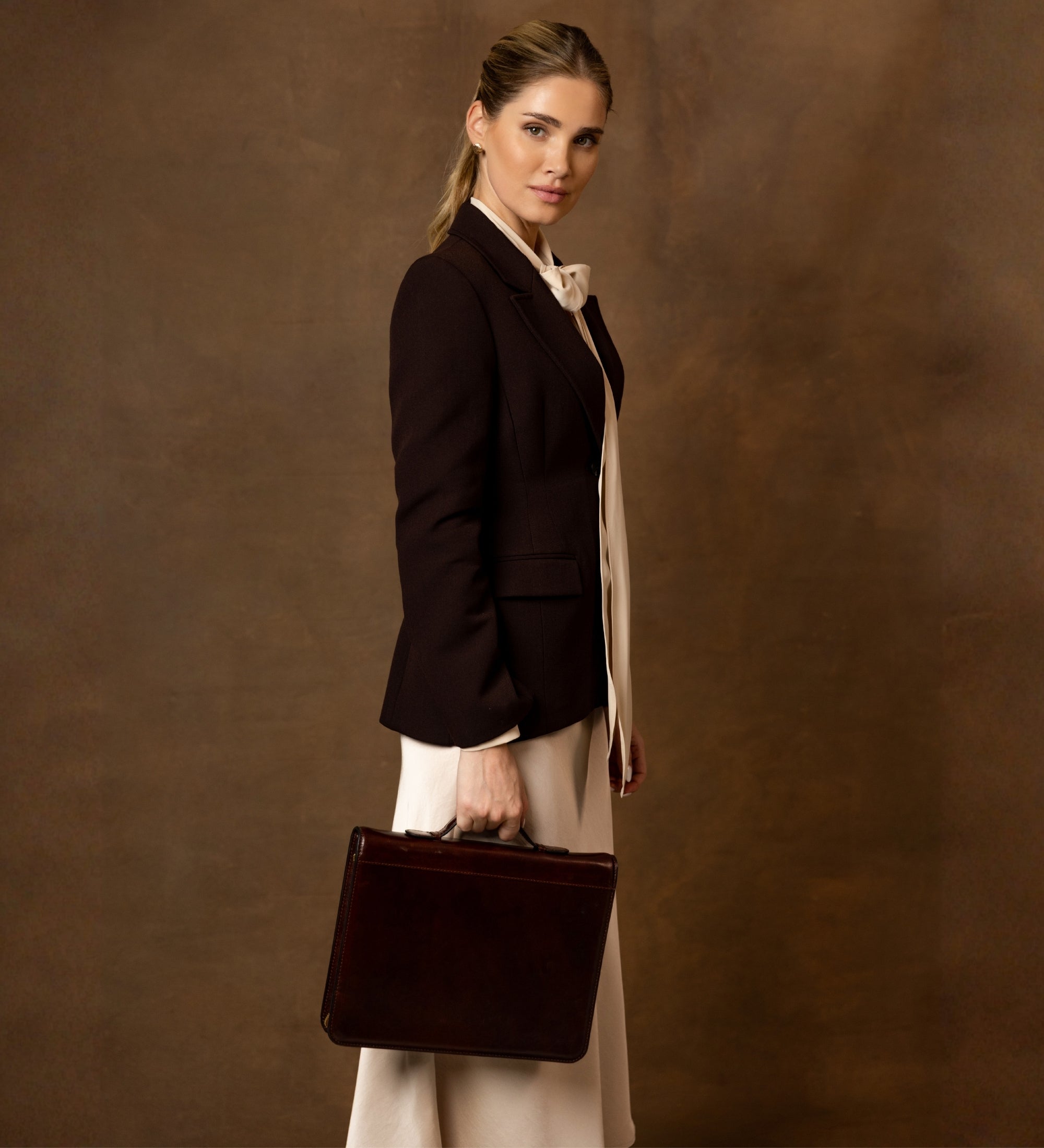 Skórzane damskie etui na dokumenty z segregatorem - Joy in the Morning