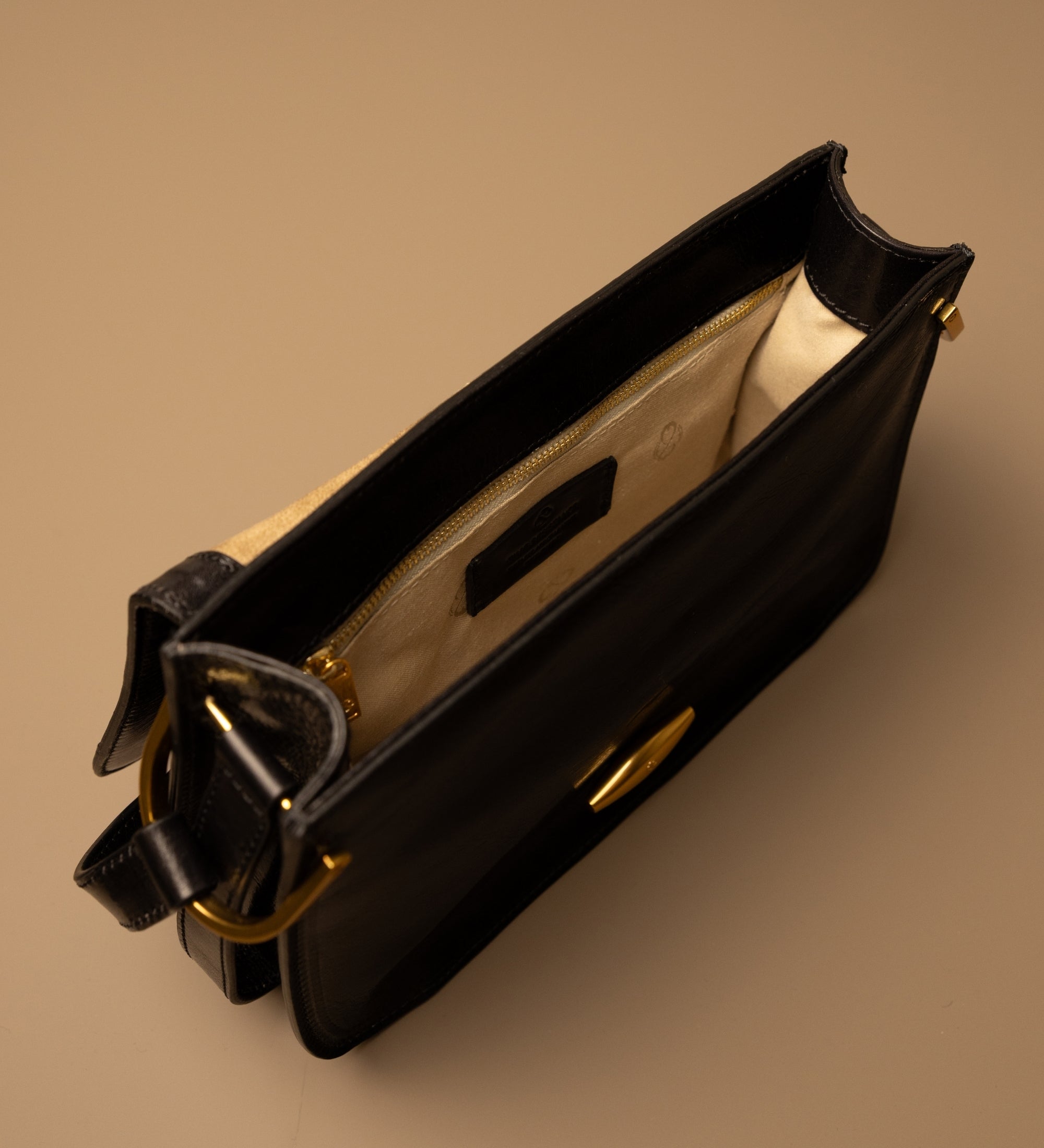 Damska skórzana torebka z klapką - Possession