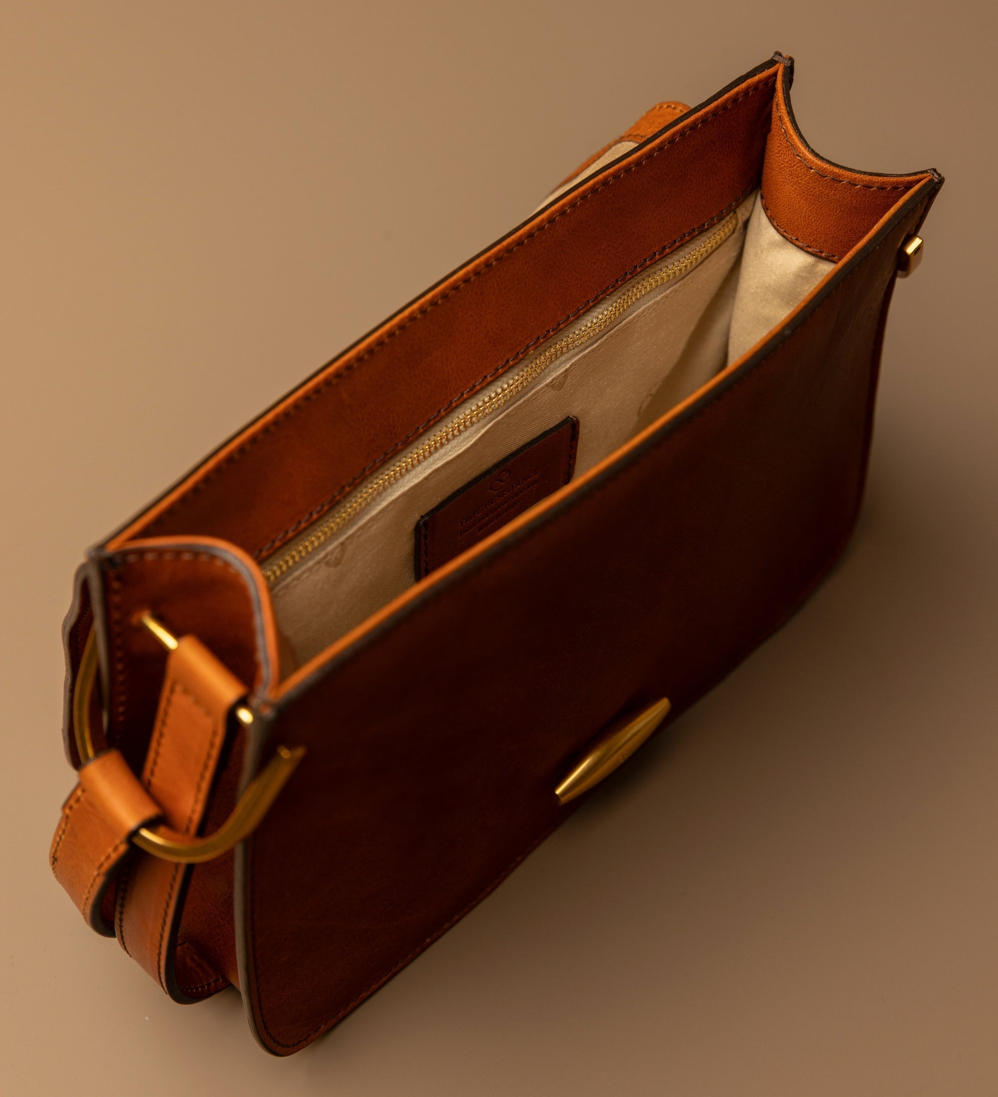 Damska skórzana torebka z klapką - Possession