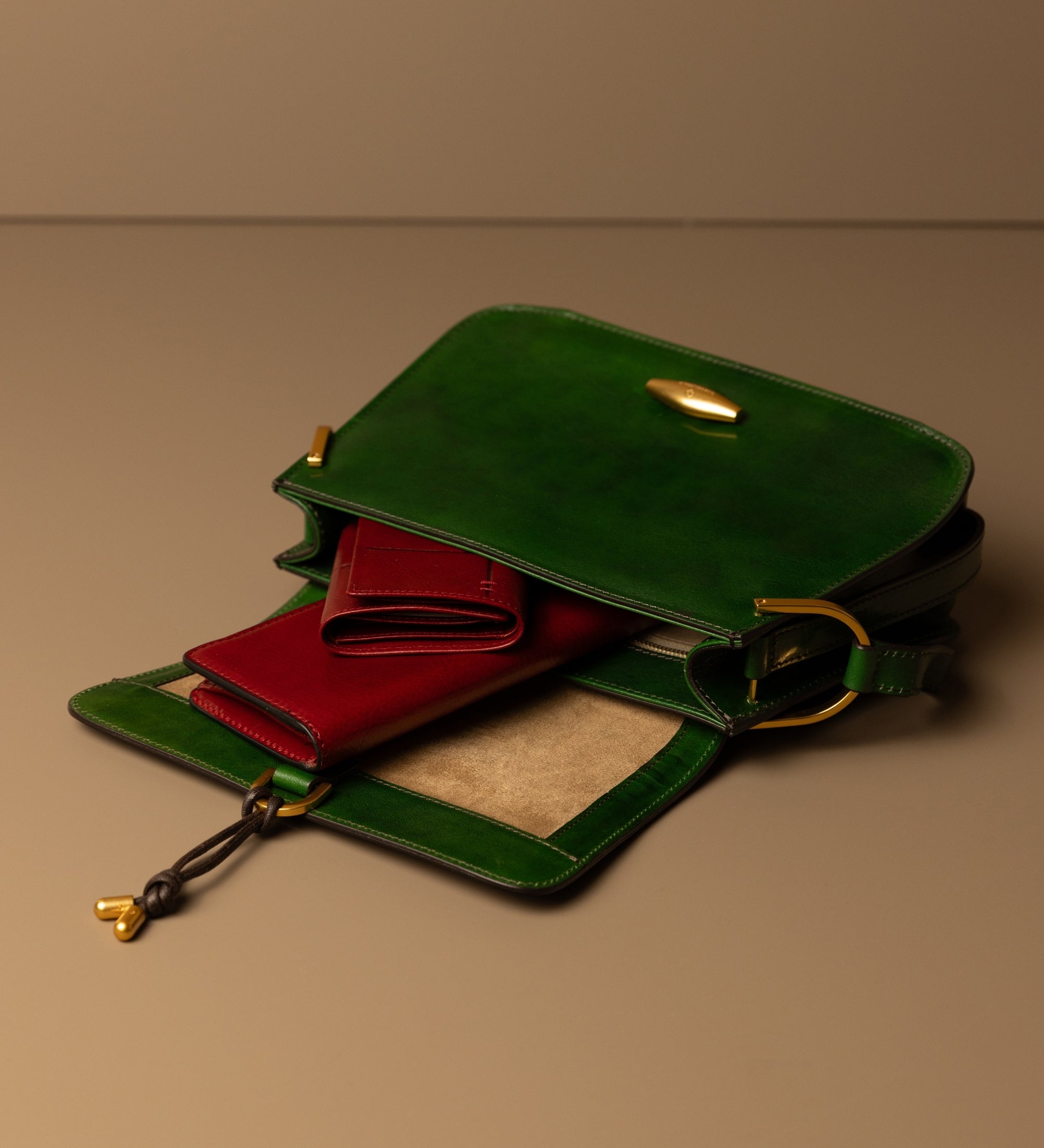 Damska skórzana torebka z klapką - Possession