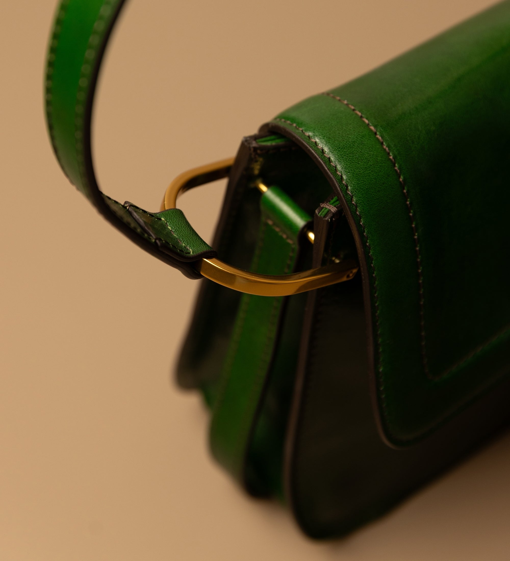 Damska skórzana torebka z klapką - Possession